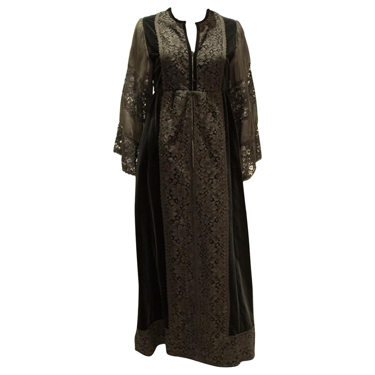 Robe de soirée vintage Angela Gore en velours noir et dentelle en vente