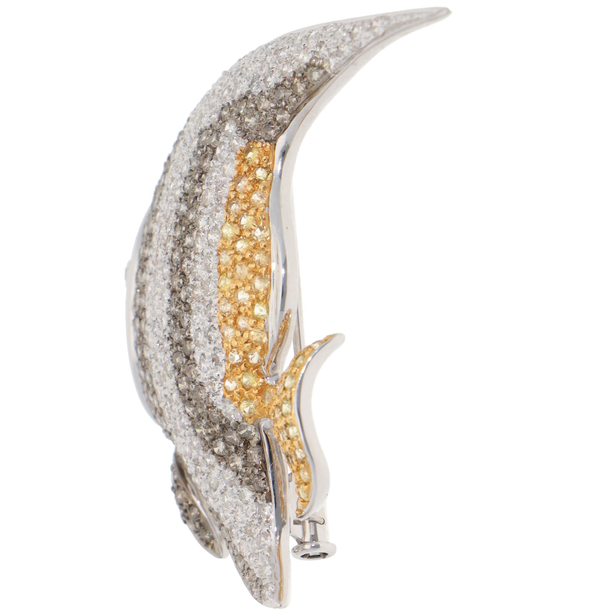 Vintage Angelfish Diamond and Yellow Sapphire Brooch in White Gold In Excellent Condition For Sale In London, GB