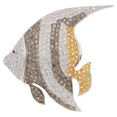 Broche vintage de oro blanco con diamantes y zafiros amarillos en forma de pez ángel