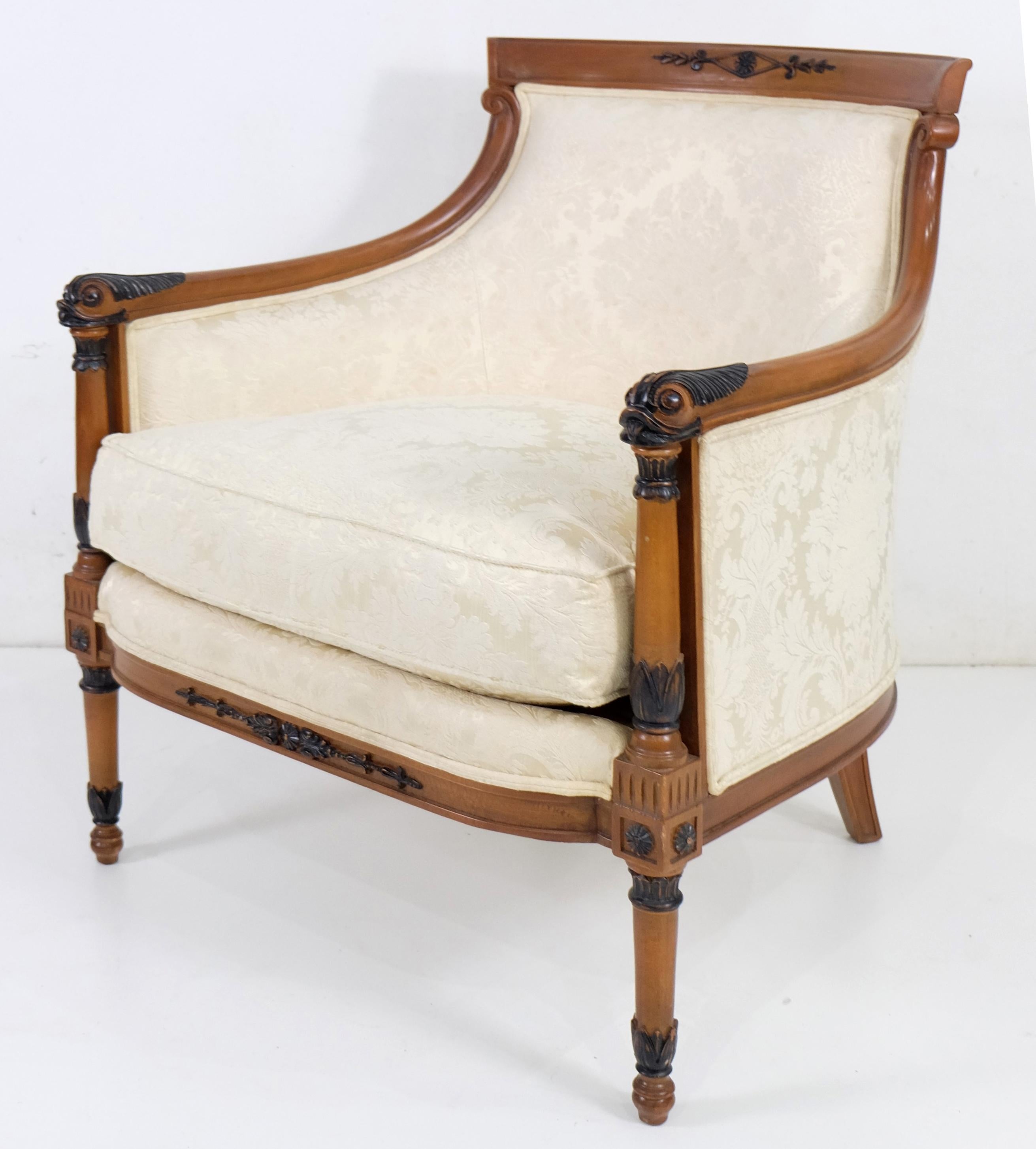Angeboten wird ein gepolsterter Bergere Sessel im klassischen Stil von Angelo Cappellini. Der Stuhl wird von einem fein geschnitzten Holzrahmen auf dünnen geschnitzten Beinen mit steifen Armlehnen getragen. Aus Massivholz gefertigt und mit