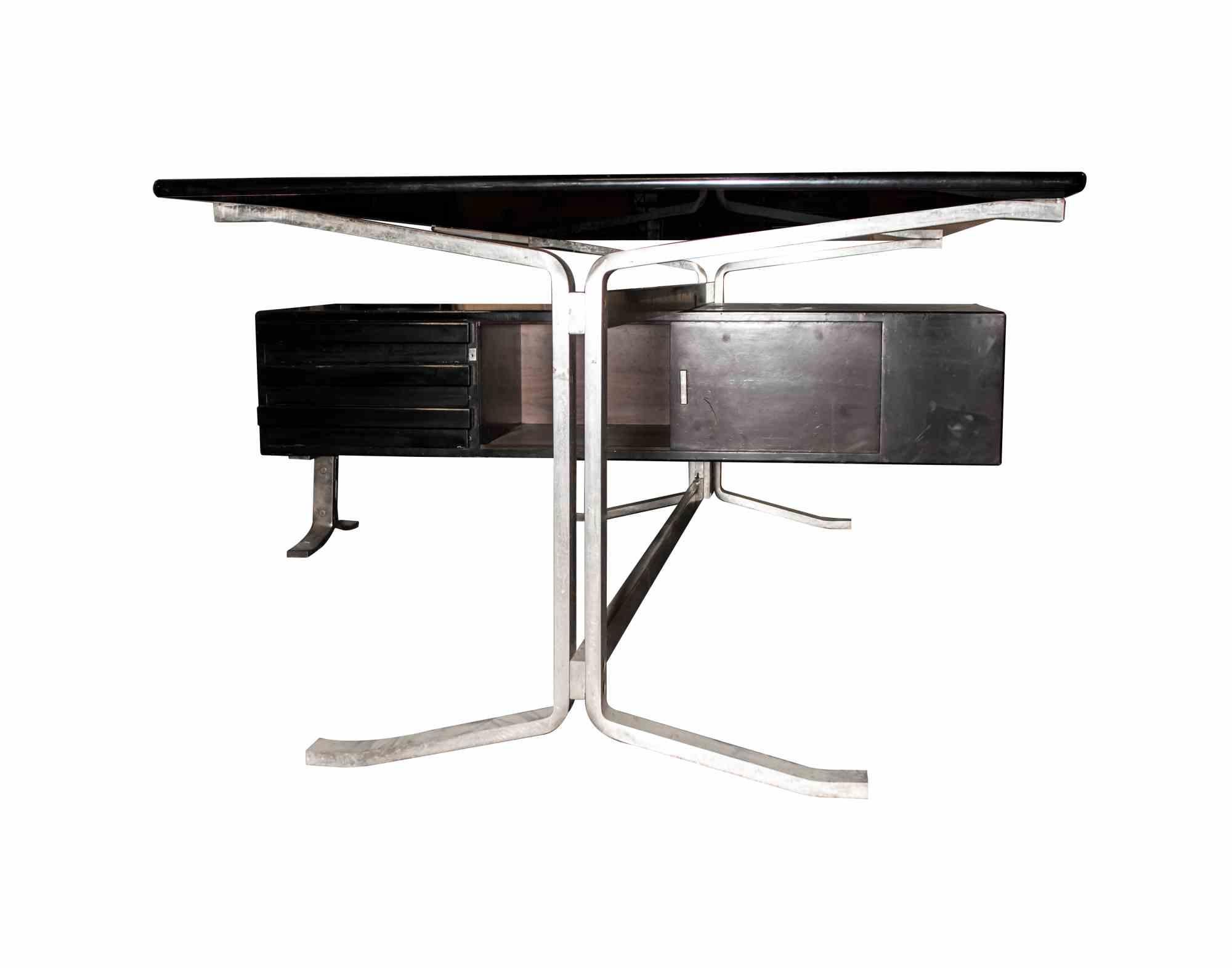 Vintage angle desk is an original design furniture item realized in the 1965 ca. by Gianni Moscatelli for Formanova.

Black lacquered wood and legs in brushed chromed metal. Top in glass.

Dimensions of the angle desk: 56 x 62 x 62 cm

Mint