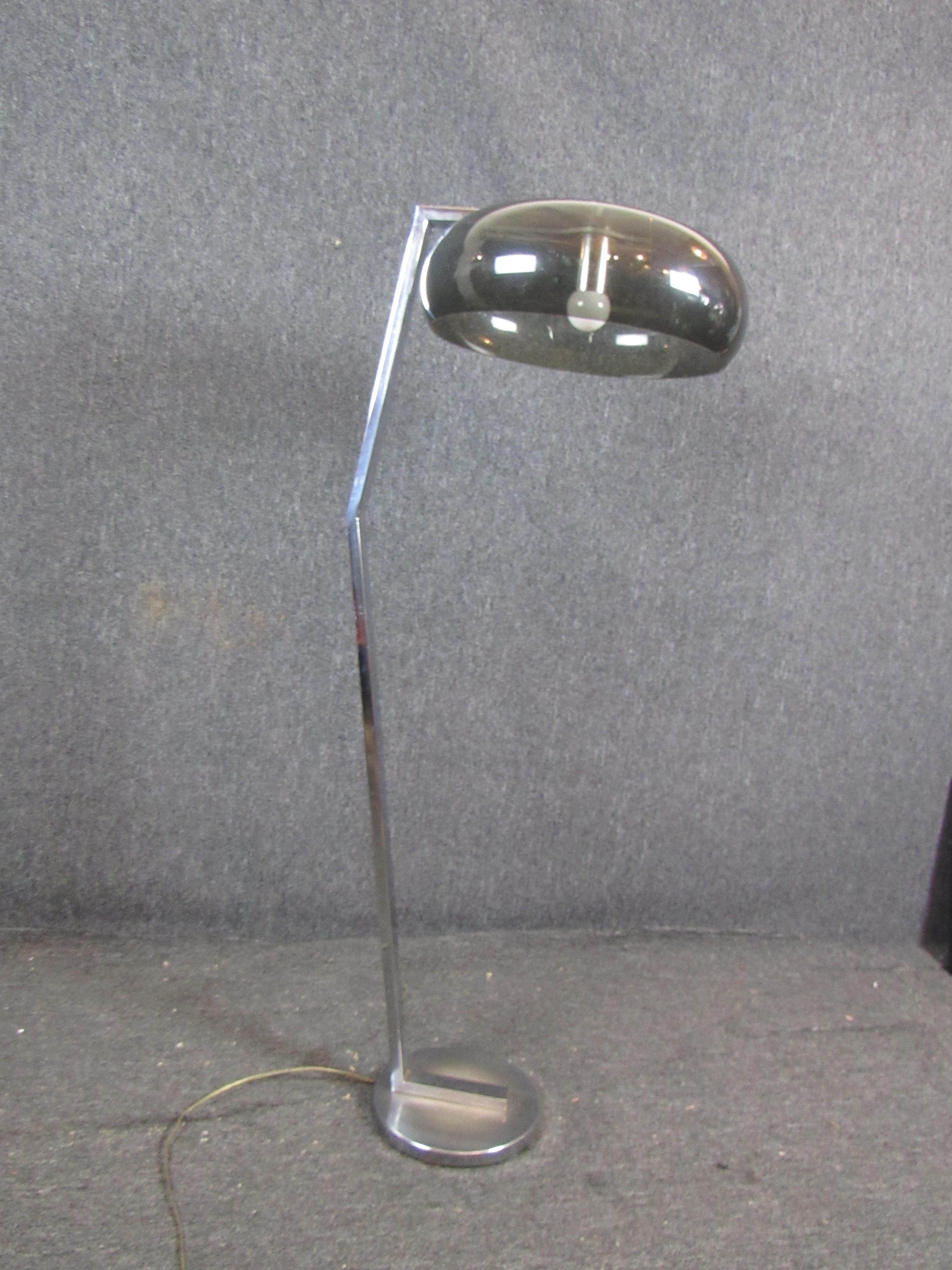 Here is a wonderful vintage bent chrome floor lamp, ready to bring a touch of funky, bold style into any room! An 18