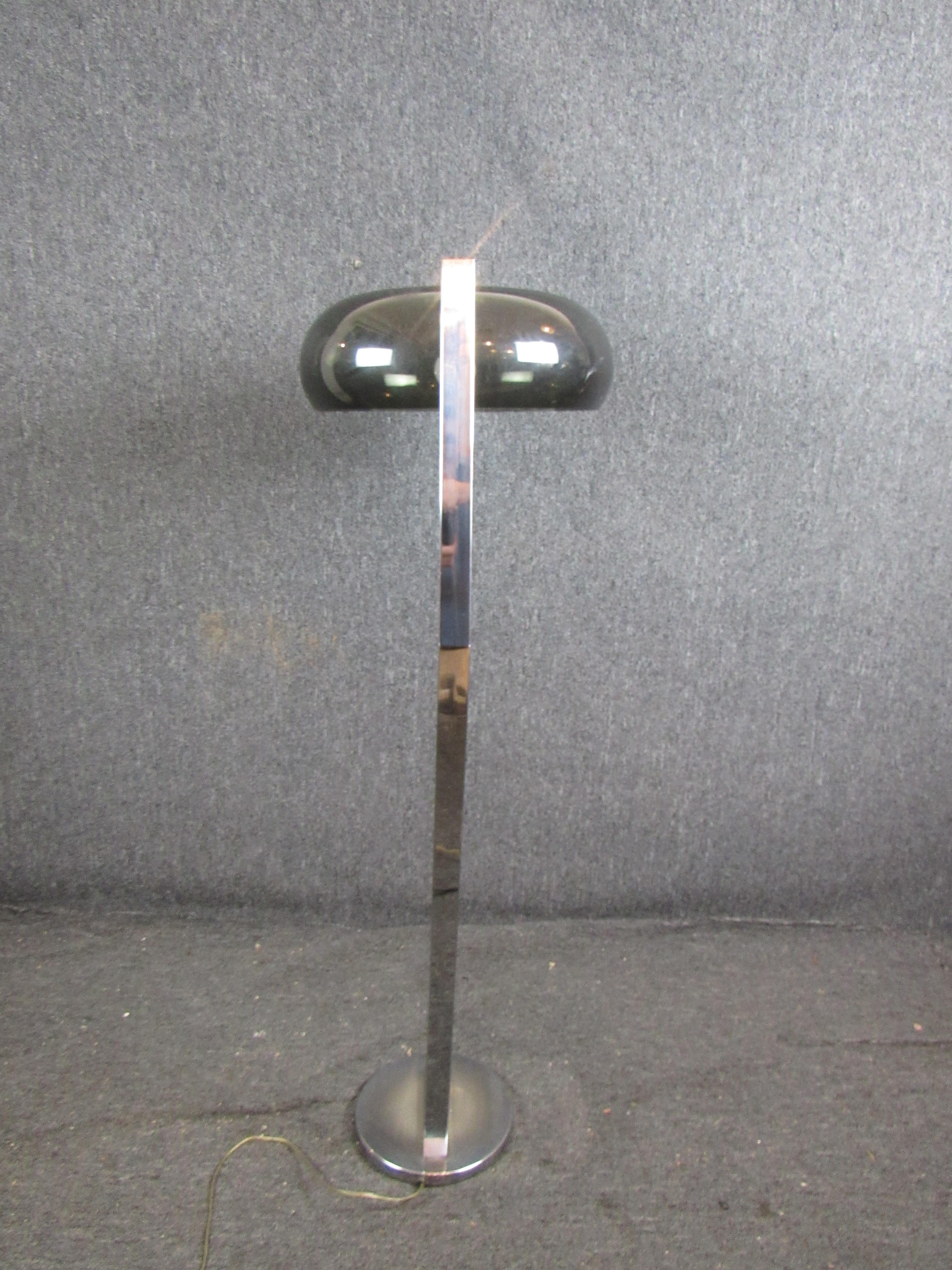 Mid-Century Modern Vieux lampadaire chromé angulaire en vente