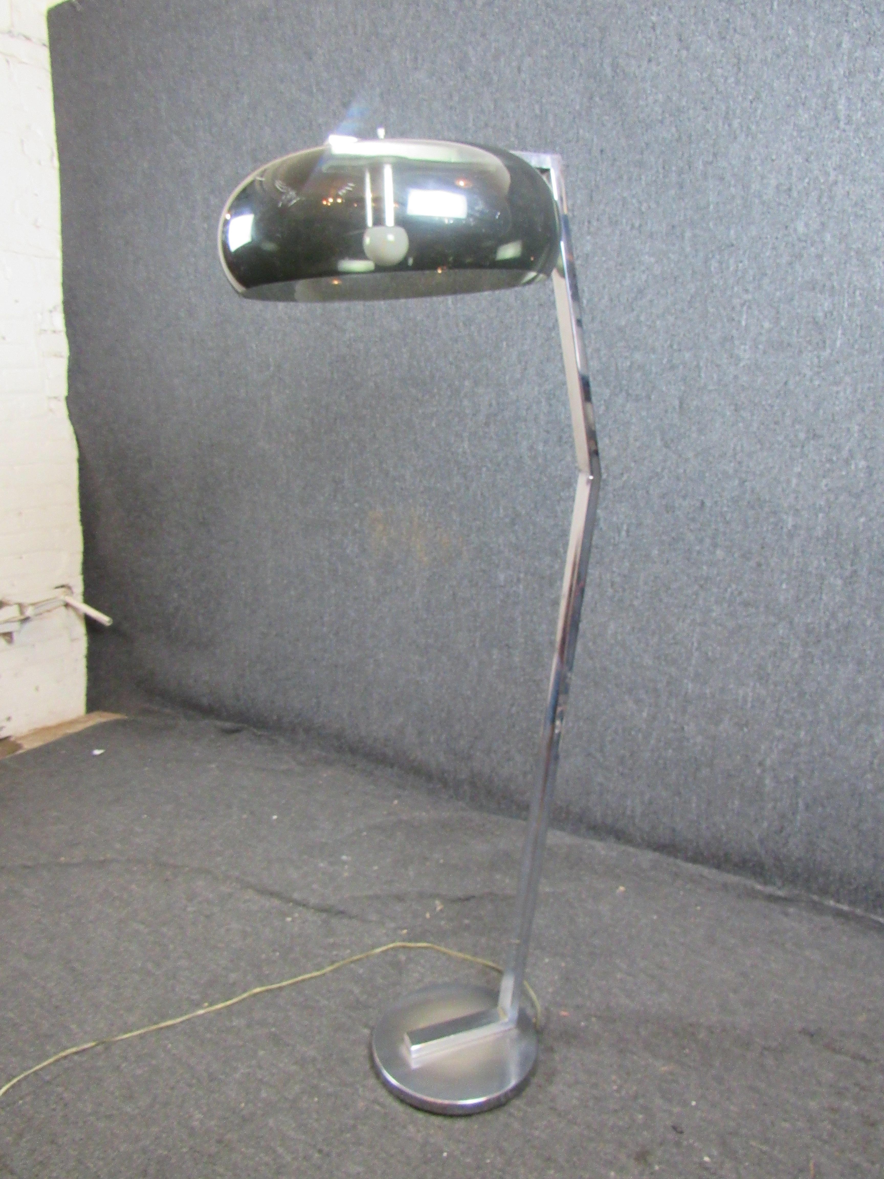 20ième siècle Vieux lampadaire chromé angulaire en vente
