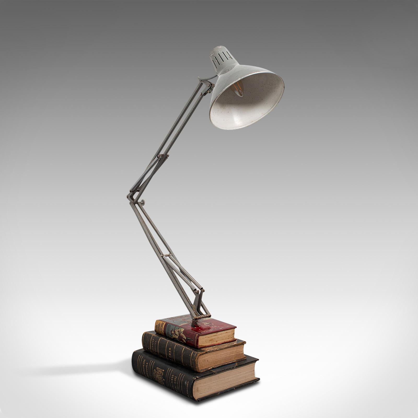 Dies ist eine Vintage-Winkelspiegellampe. Englische Schreibtischleuchte oder Architektenleuchte aus Stahl und Aluminium mit bibliophilem Sockel aus der Mitte des 20. Jahrhunderts, um 1960.

Angenehm montierte Lampe für den Bibliophilen
Mit