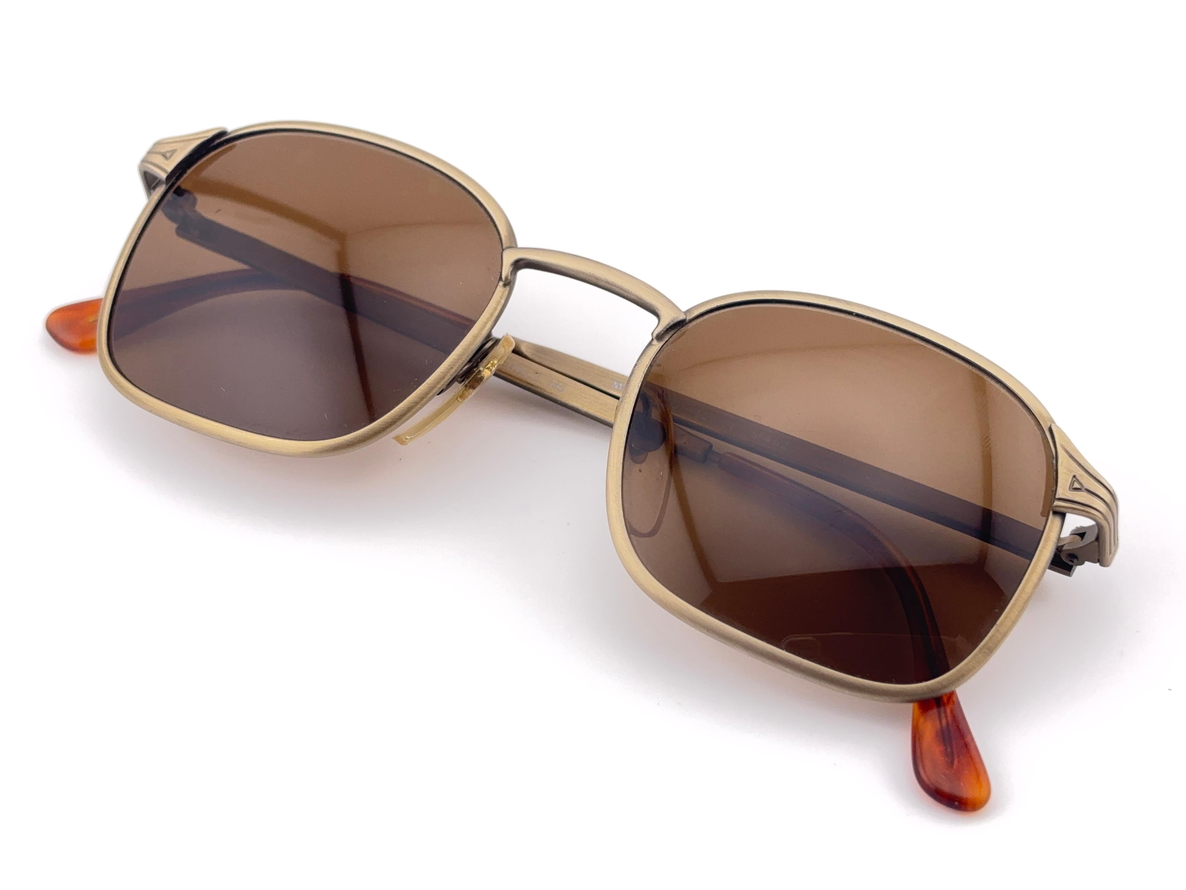 

Vintage Anglo American Optical Eyewear Petite monture en cuivre tenant des lentilles marron solides.

Cet article peut présenter des signes mineurs d'usure dus au stockage.  





Fabriqué en France.



Avant                                     