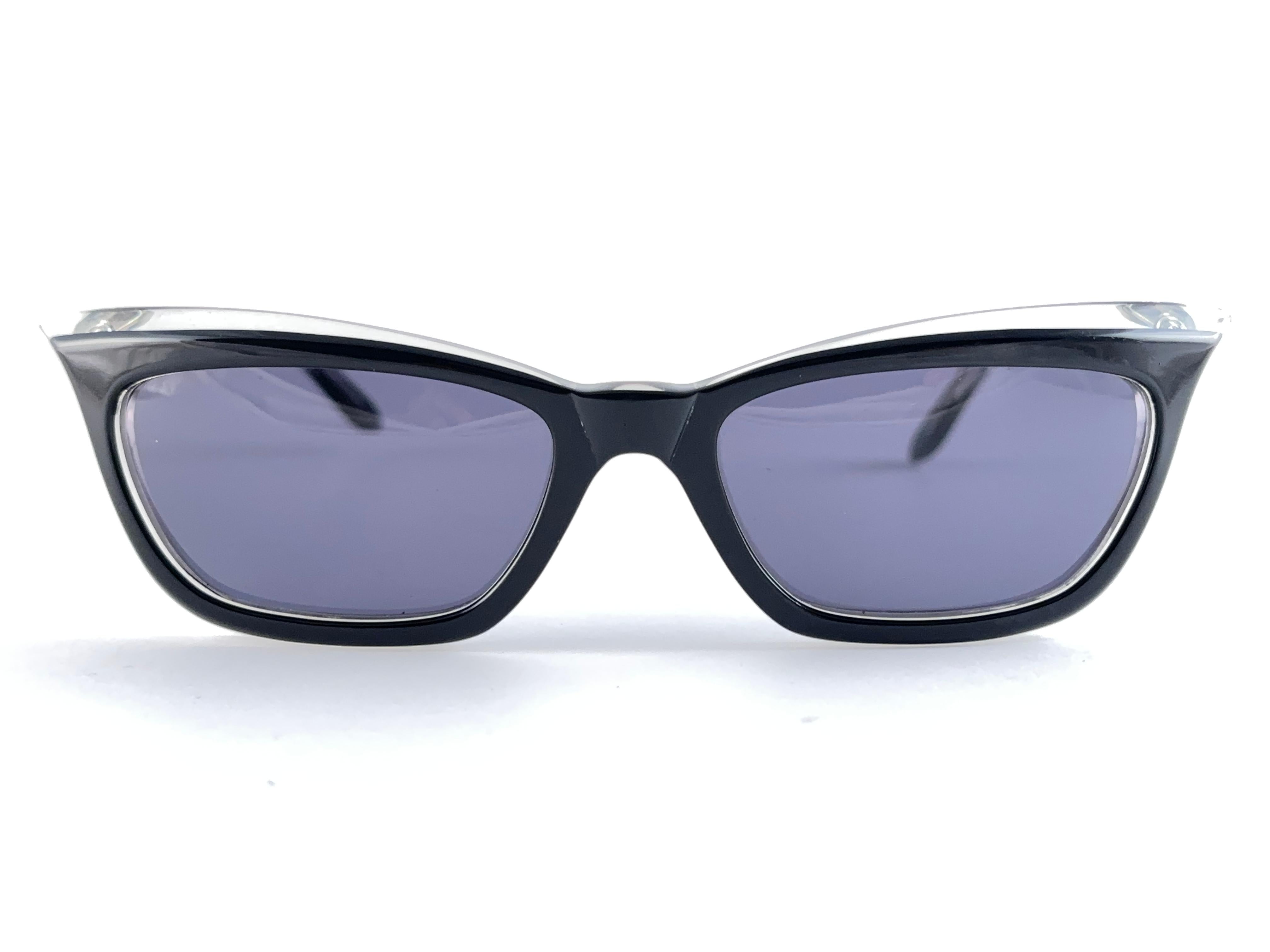 Highly collectable sunglasses signed by English Anglo American Eyewear.

Translucent & black frame with solid grey lenses.

This Item Show Minor Sign Of Wear Due To Storage.  

New, Never Worn Or Displayed. 






FRONT                              