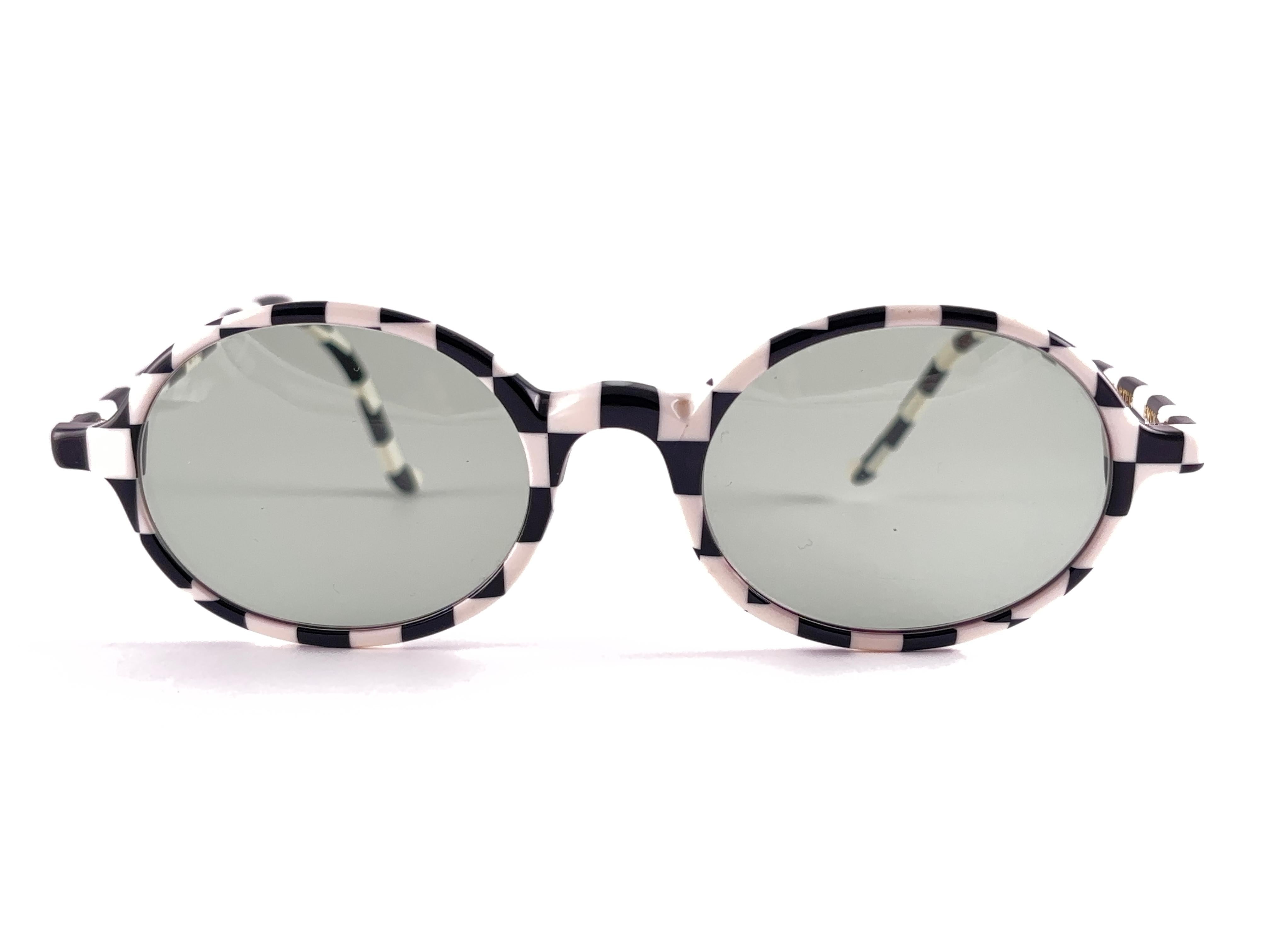 Highly collectable sunglasses signed by English Anglo American Eyewear.

Checkered frame with medium green lenses.

This Item Show Minor Sign Of Wear Due To Storage.  

New, Never Worn Or Displayed. 






FRONT                                     