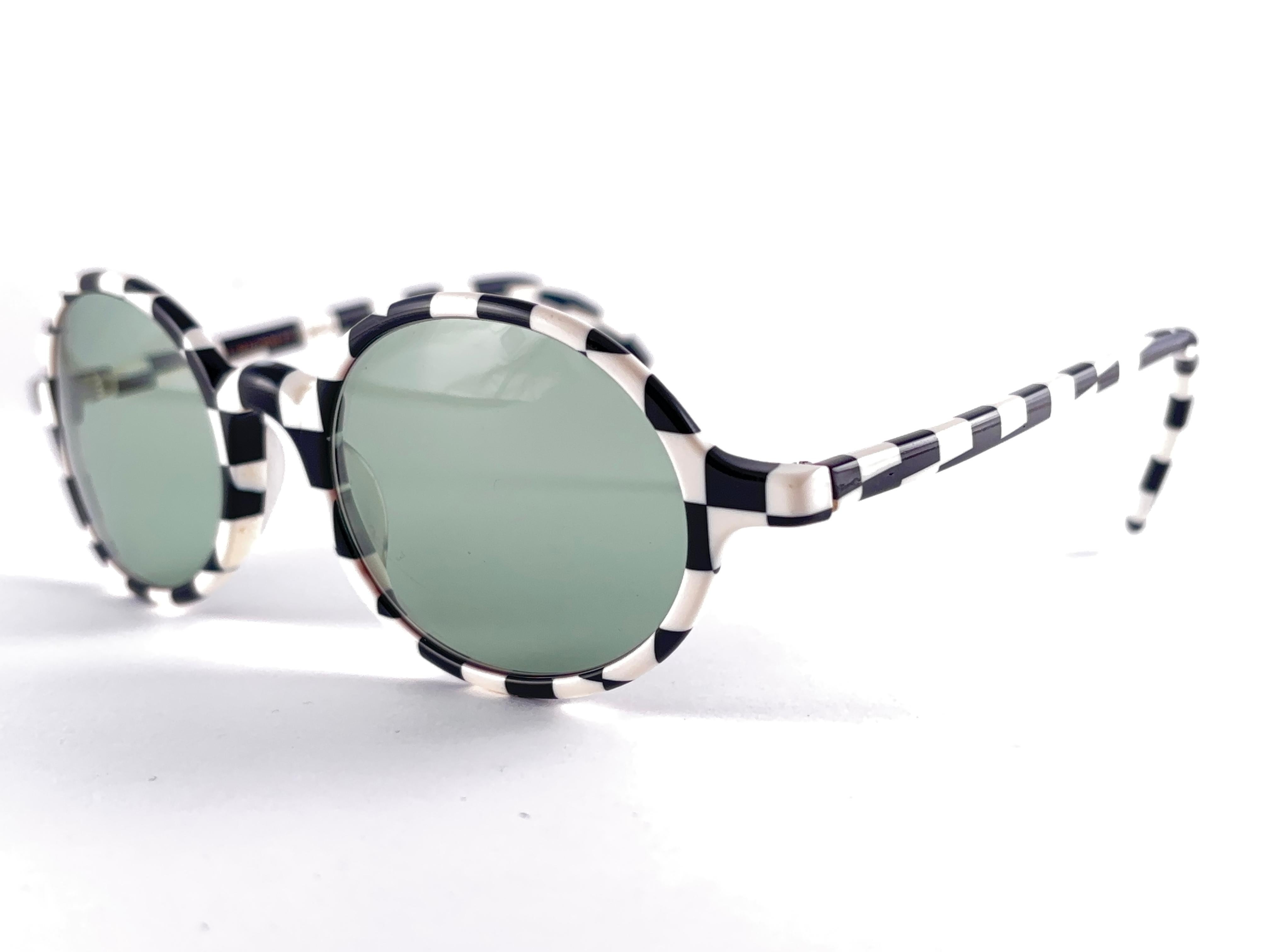 Vintage Anglo American Eyewear Lancaster Checkered 1980's Sunglasses In Excellent Condition For Sale In Baleares, Baleares