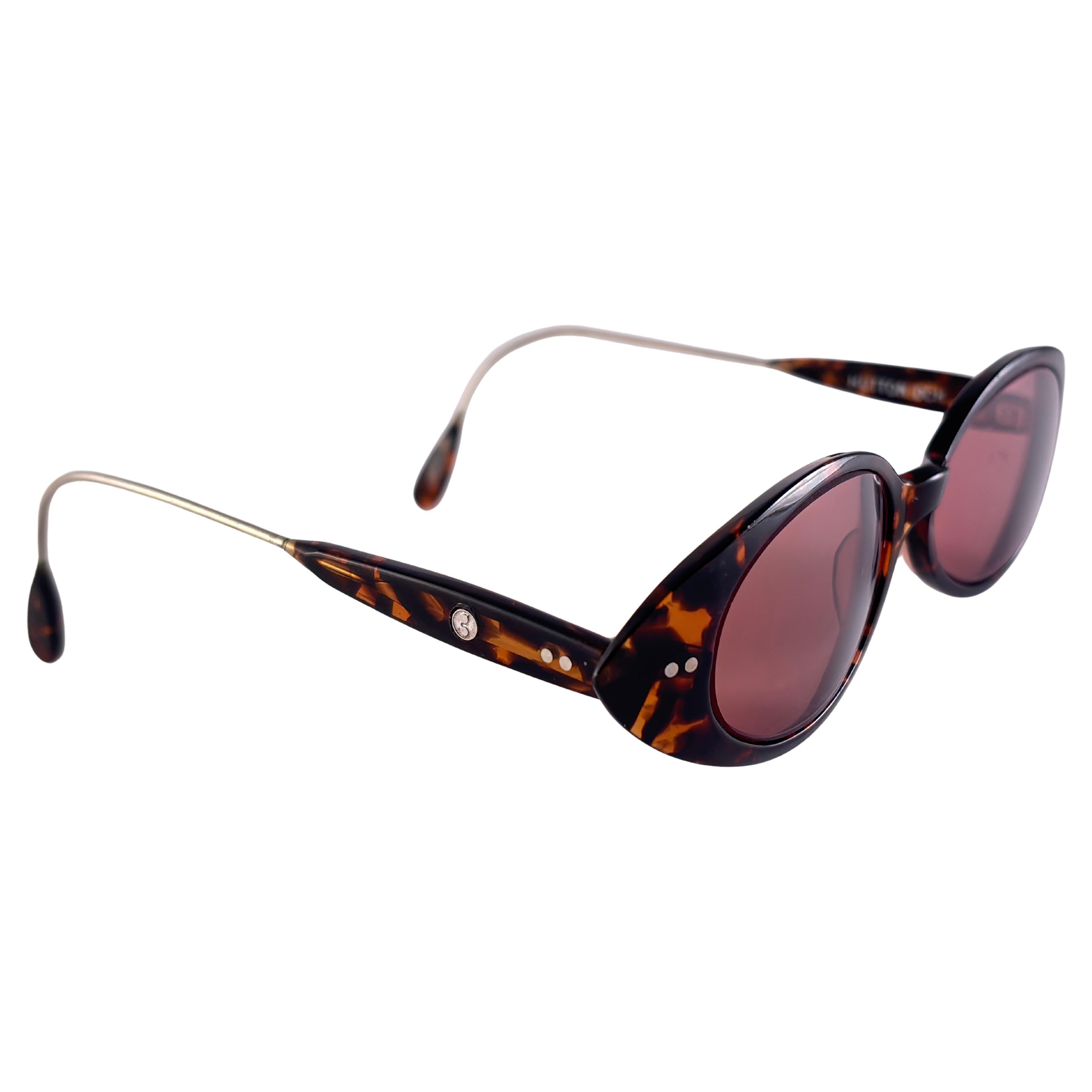 Occhiali da sole altamente collezionabili firmati da Anglo American Optical.

Anglo American Optical Optical Eyewear Maschera tartarugata vintage con  Marrone Lenti.

Questo articolo può presentare lievi segni di usura dovuti alla conservazione. 