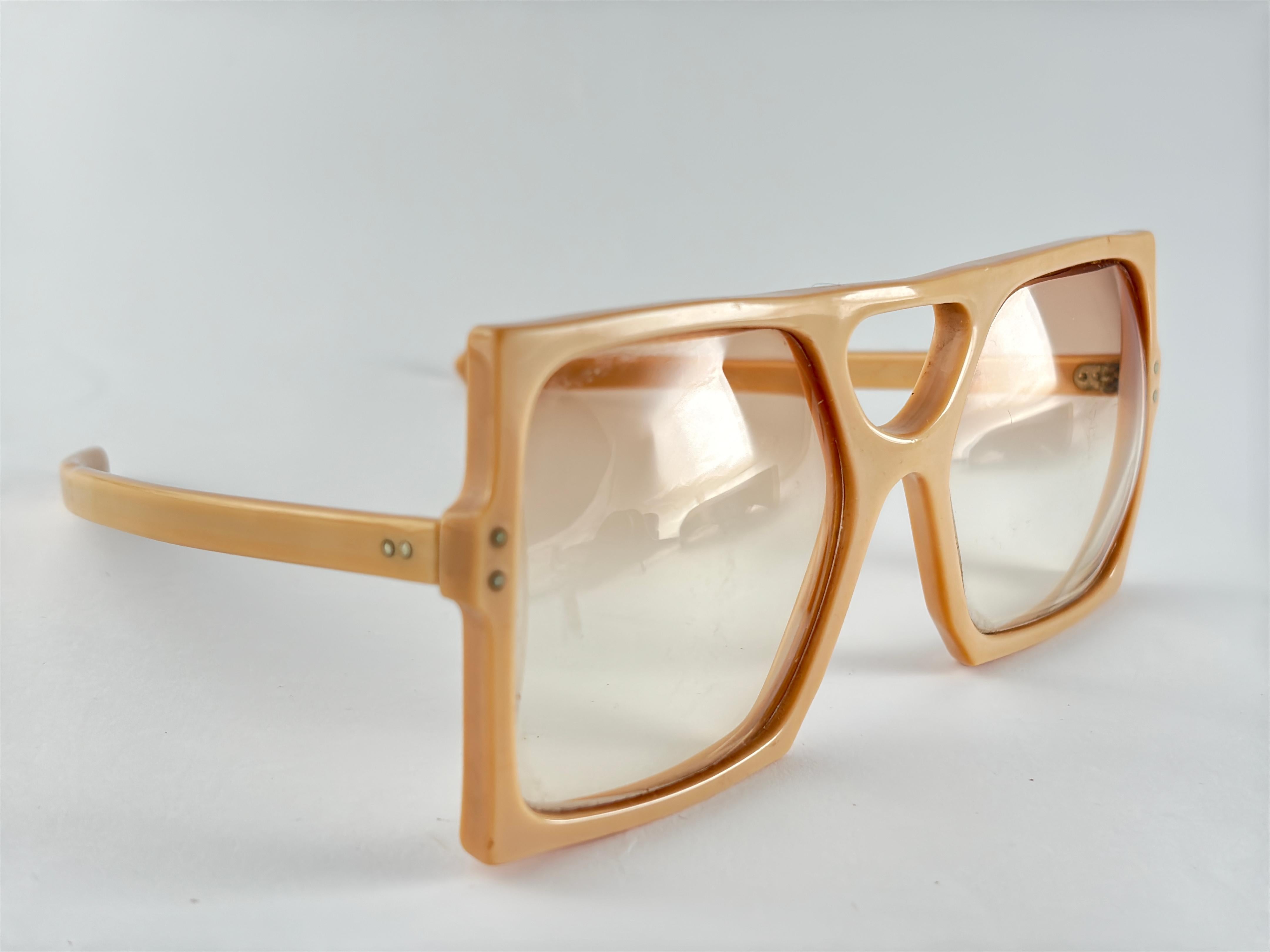 Lunettes de soleil de collection signées par English Anglo American Optical pour Sir Winston.

Monture extra-large avec verres dégradés clairs.  

Cette paire présente des signes visibles d'usure dus au stockage. Fabriqué en Angleterre.

Avant 14,5