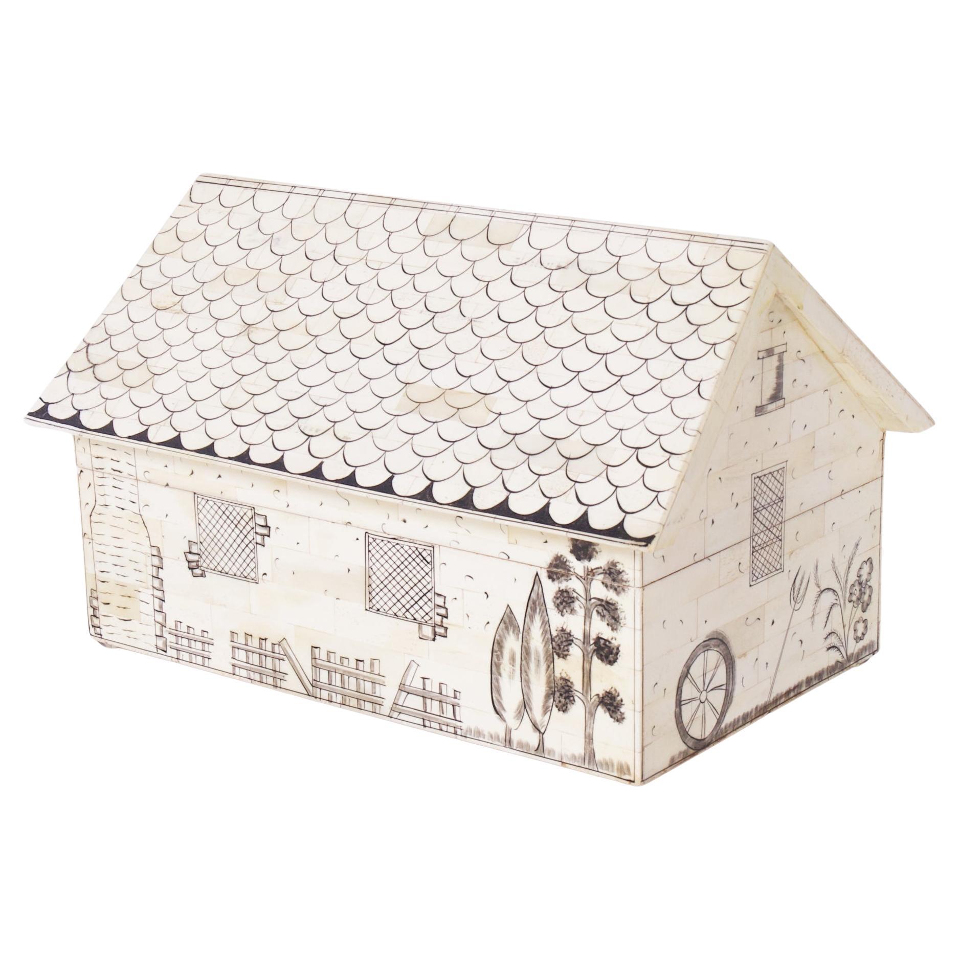 Graziosa scatola anglo-indiana realizzata in legno duro tropicale. Rivestito in osso tassellato e decorato a mano con arbusti, utensili e finestre.