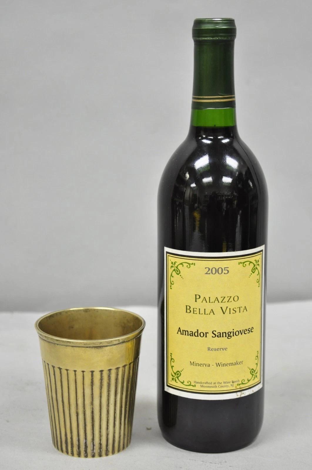 Bicchiere Lassi a coste in ottone e bronzo anglo-indiano d'epoca con patina. Circa alla fine del XX secolo. Misure: 3,5