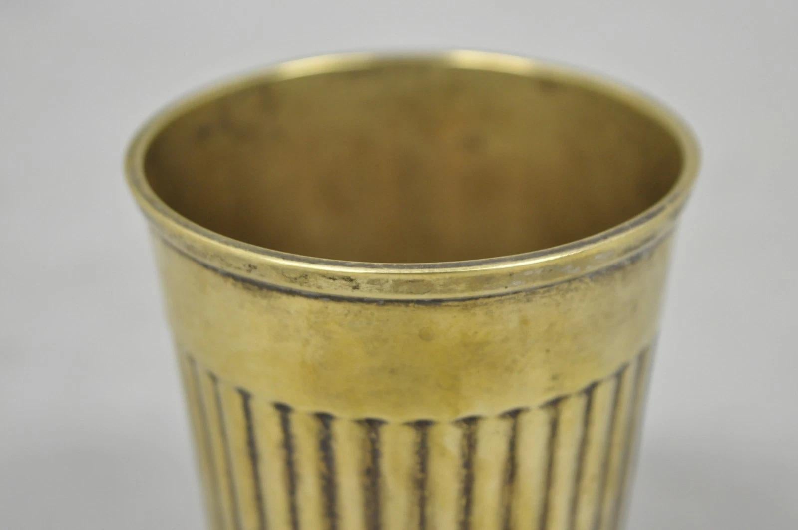 Bicchiere Lassi a coste in ottone e bronzo anglo-indiano d'epoca con patina In condizioni buone in vendita a Philadelphia, PA