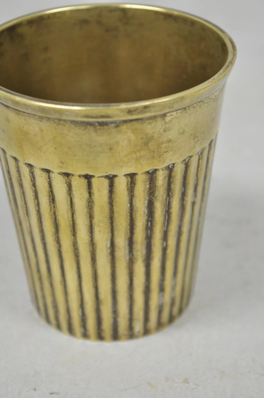 XX secolo Bicchiere Lassi a coste in ottone e bronzo anglo-indiano d'epoca con patina in vendita