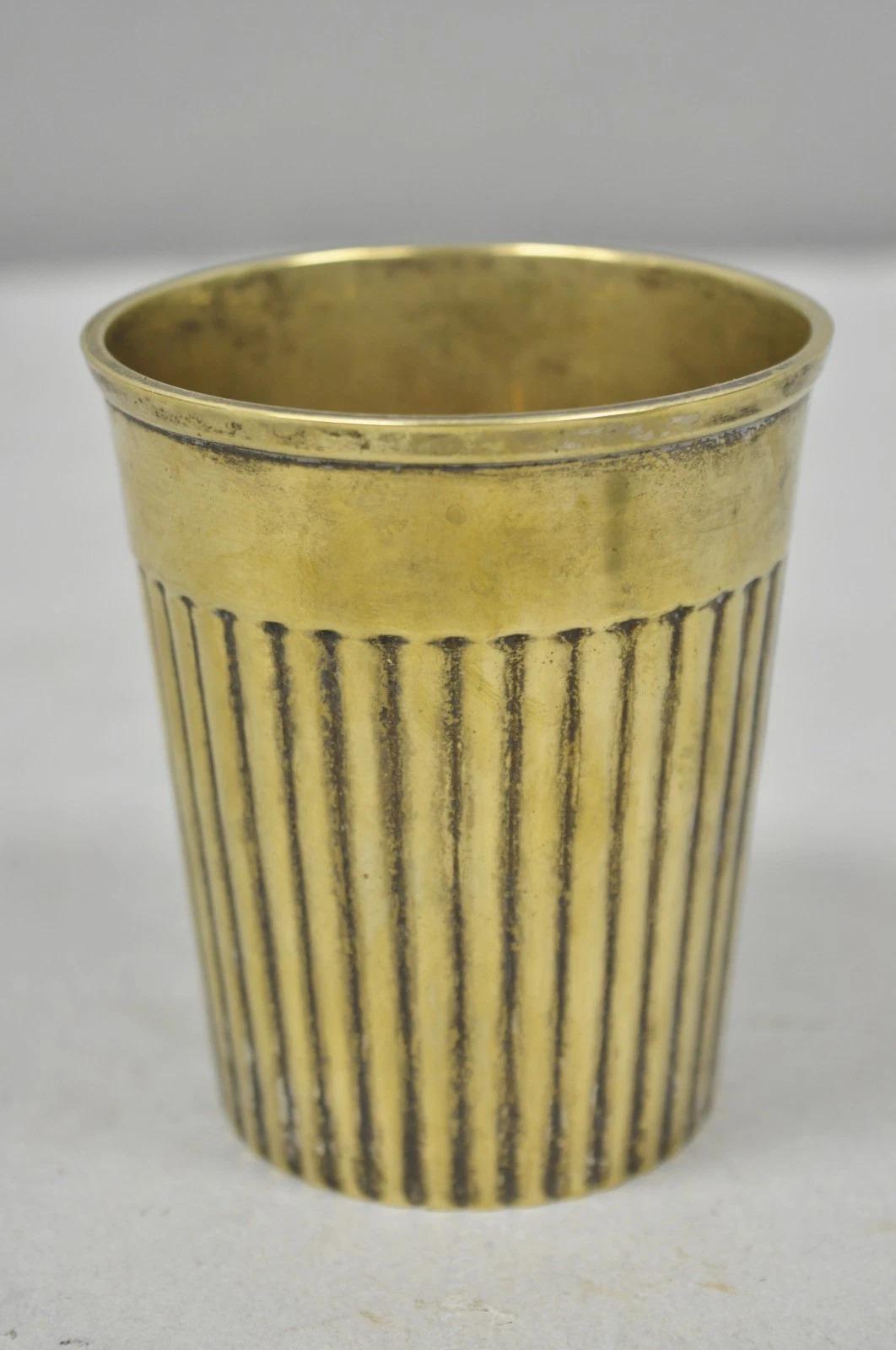 Bicchiere Lassi a coste in ottone e bronzo anglo-indiano d'epoca con patina in vendita 3