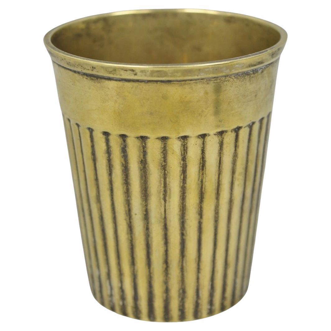 Bicchiere Lassi a coste in ottone e bronzo anglo-indiano d'epoca con patina in vendita