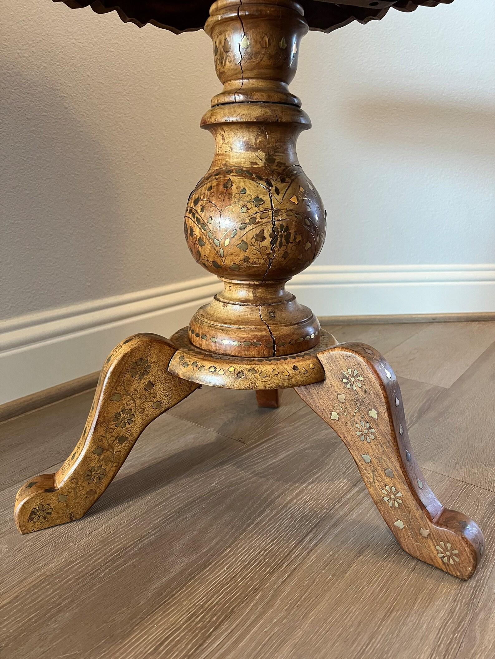 Vintage Anglo-Indian Brass Inlaid Pedestal Table For Sale 1