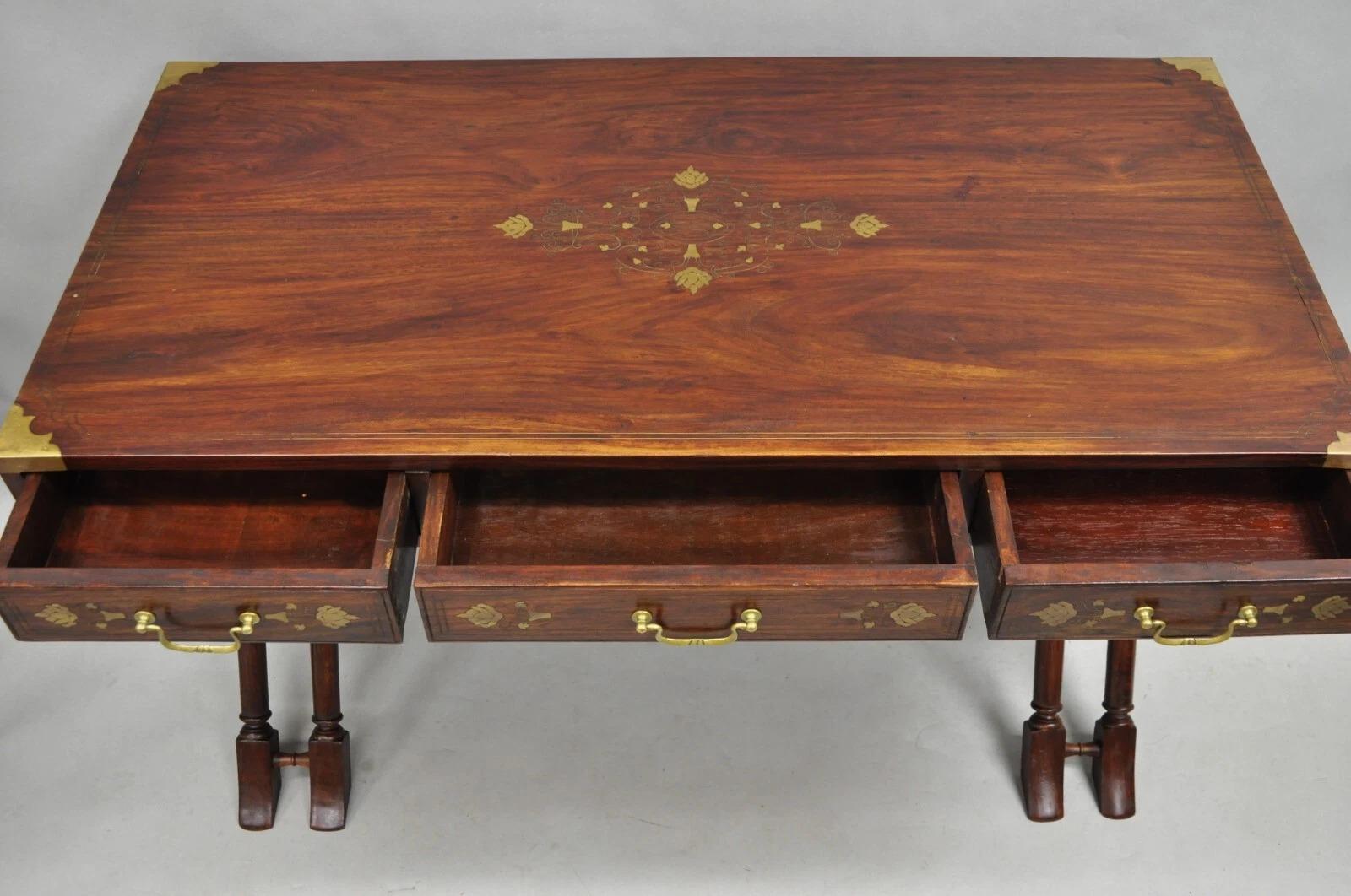 Coloniale britannico Vintage Anglo-Indiano Campaigner in legno duro con intarsio in ottone in vendita
