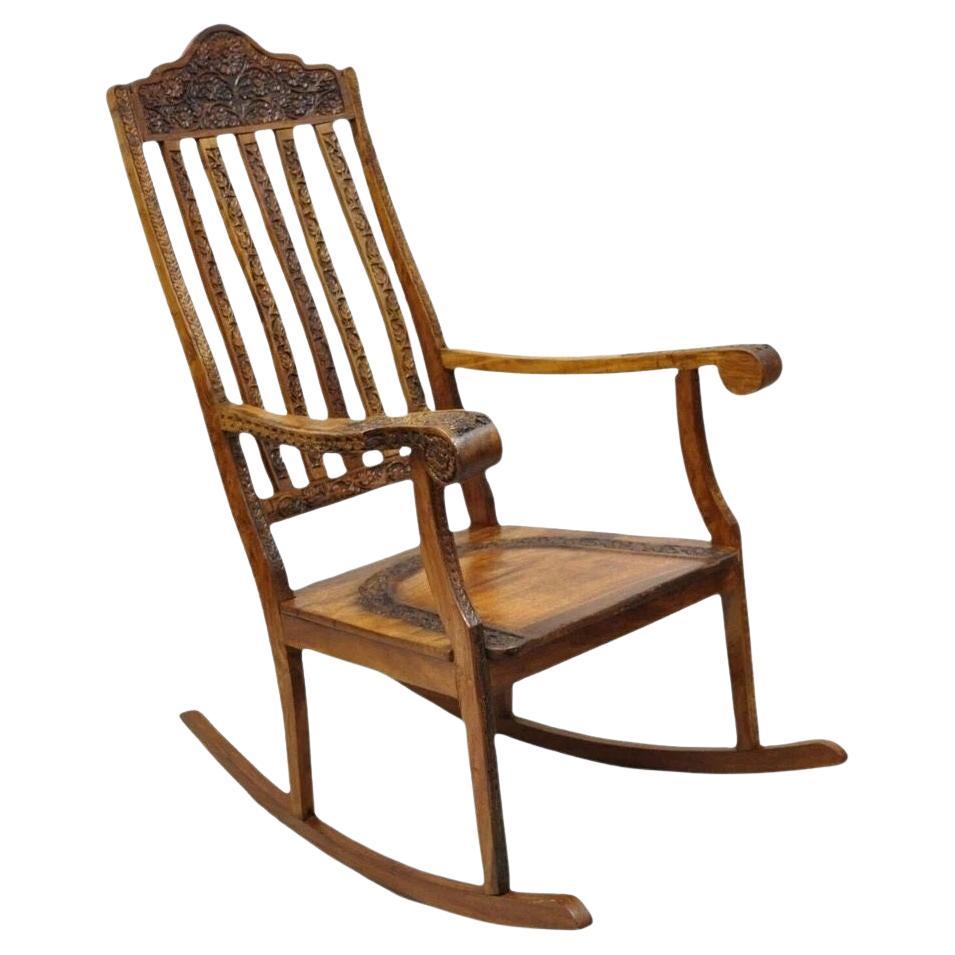 Silla mecedora vintage angloindia de madera de teca tallada Balancín