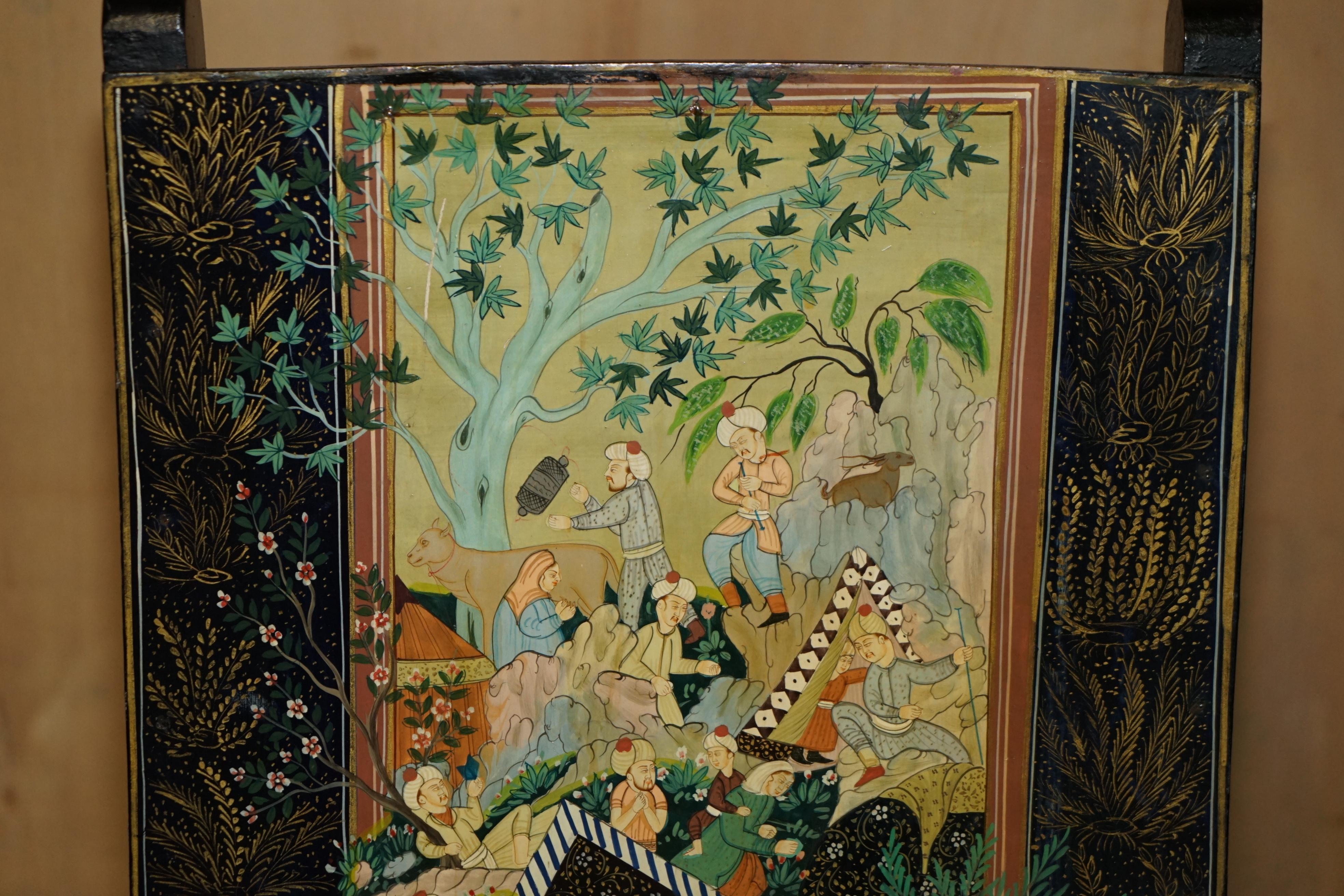 VINTAGE ANGLO INDIAN HAND PAINTED FOLDING FOLDING ARMCHAiR ORNATELY DETAILED In Good Condition For Sale In West Sussex, Pulborough