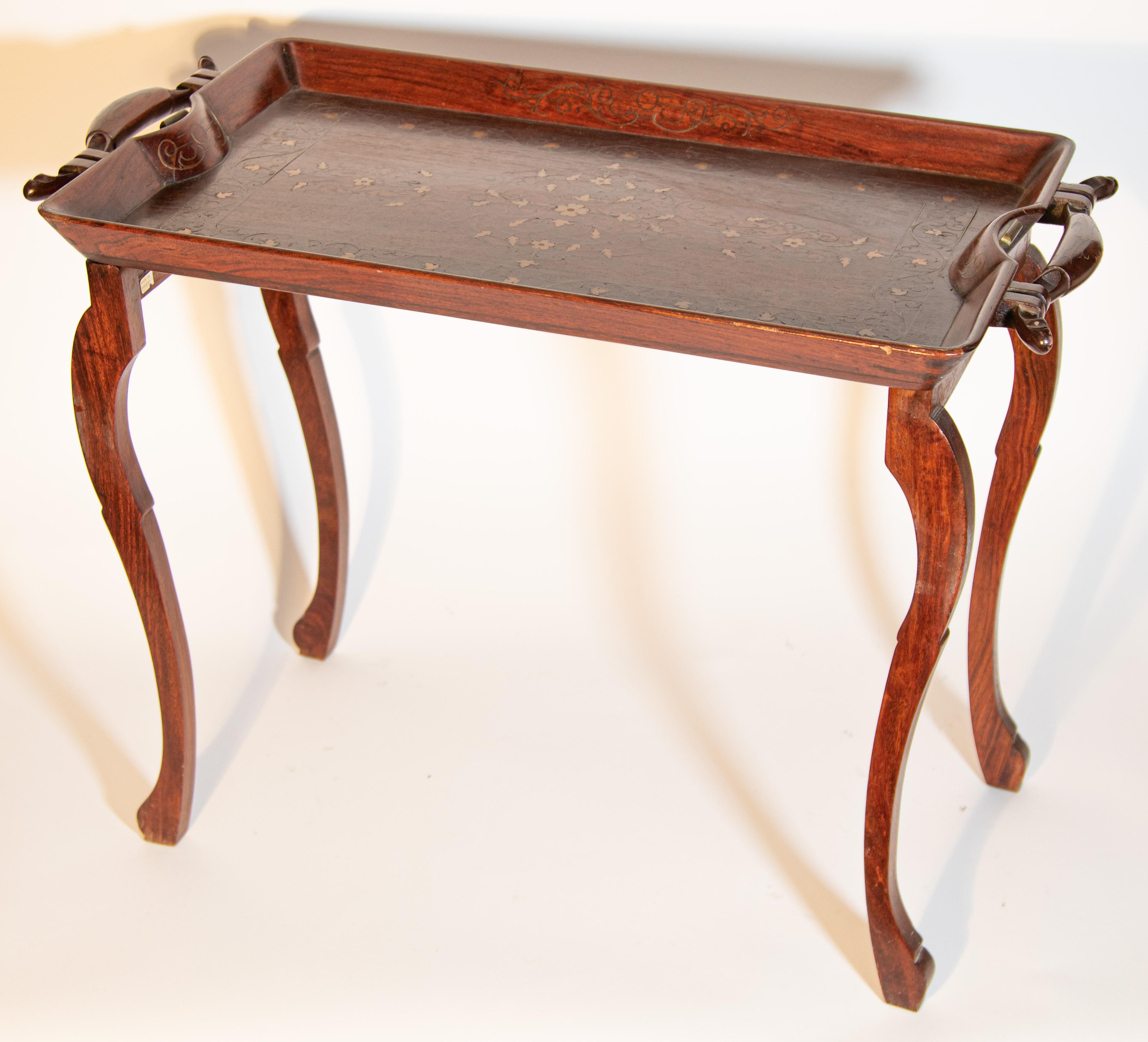 Anglo-indischer Vintage-Tisch aus Palisanderholz mit einem Tablett auf der Oberseite, das meisterhaft von Hand geschnitzt und mit zarten Blumenmustern aus Messing eingelegt ist.
Schöner anglo-indischer Palisandertisch mit Intarsien, aufwändig von
