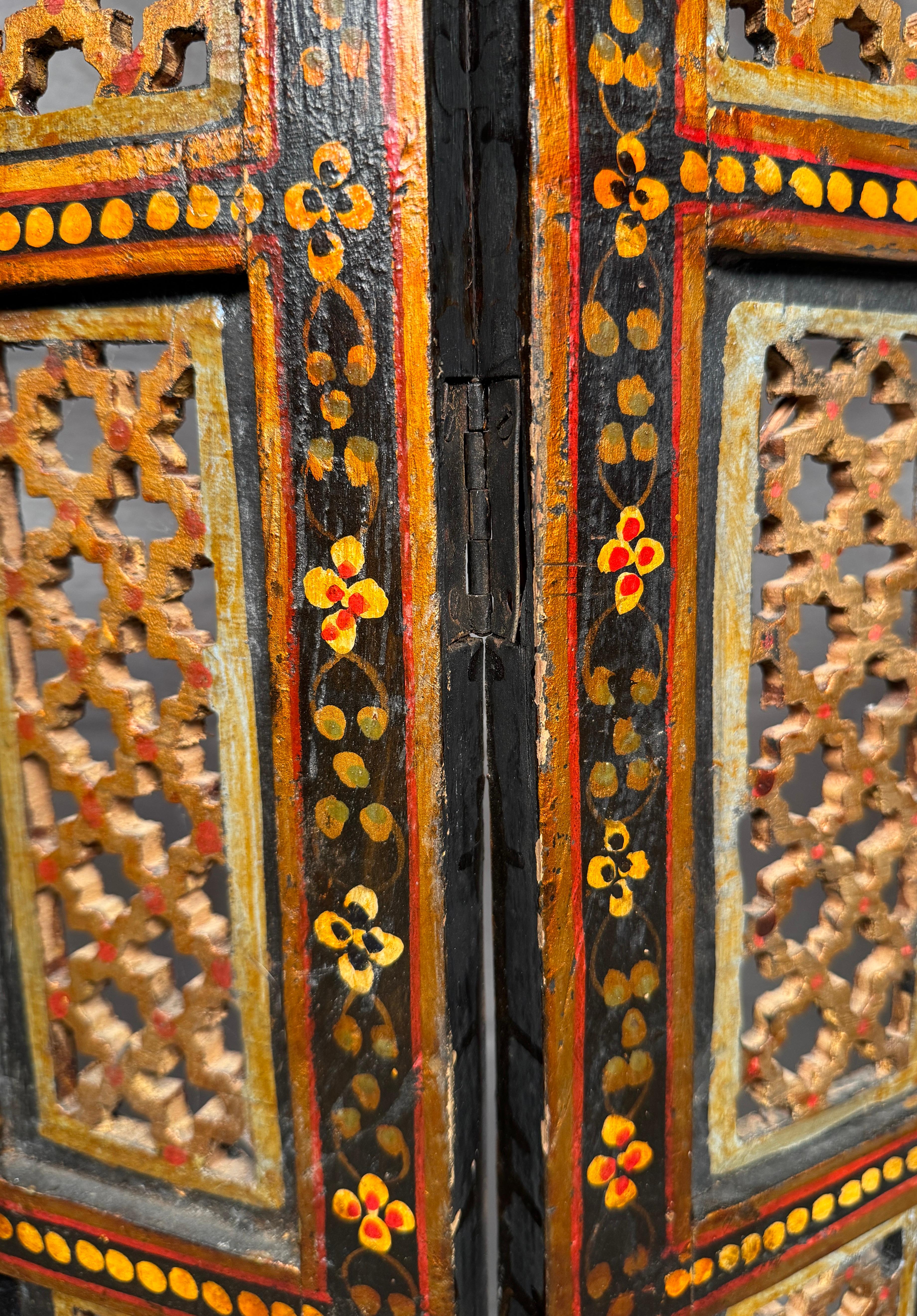 Vintage Anglo-Indian Painted and Carved Four-Panel Folding Screen (Paravent à quatre panneaux) en vente 4