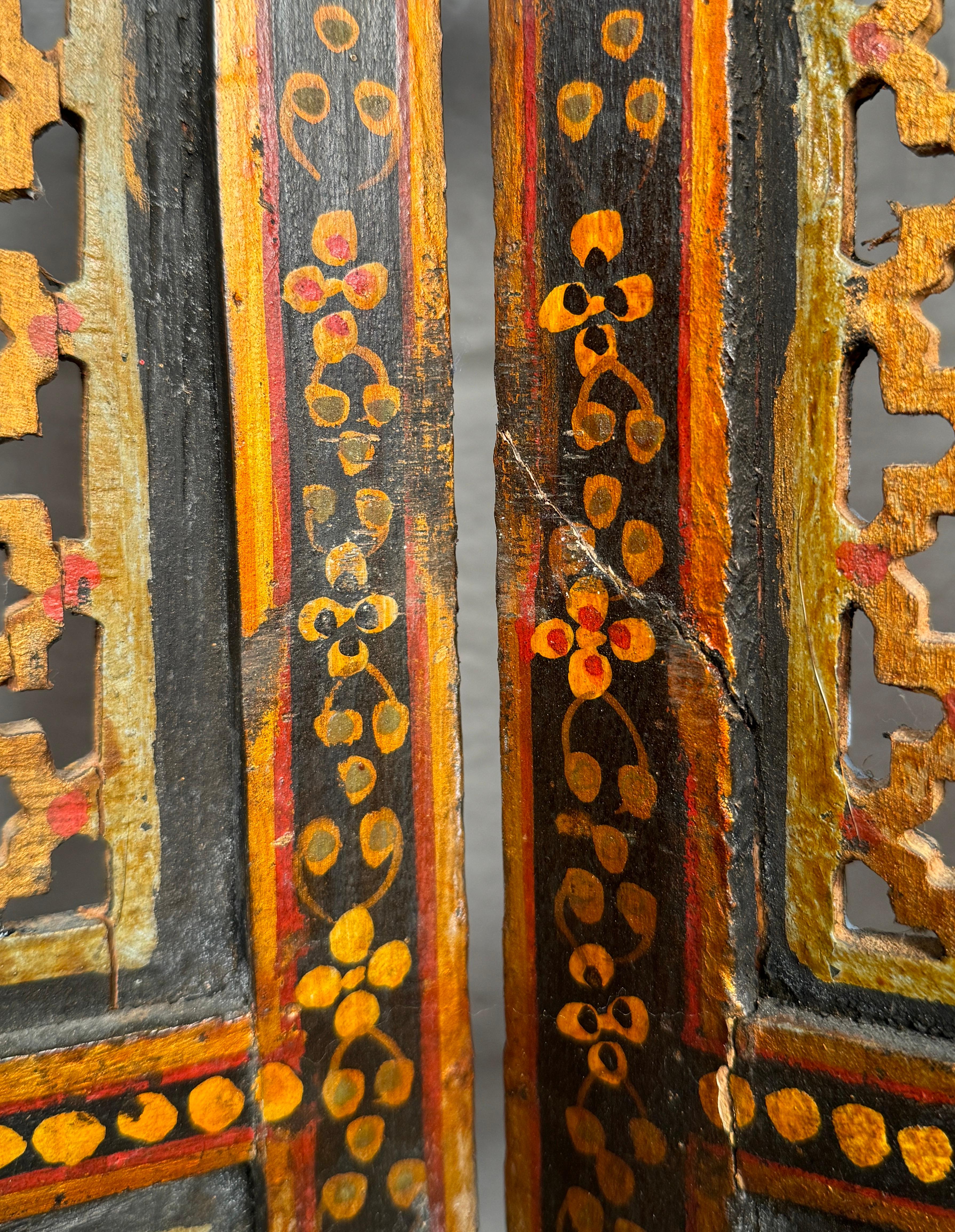 Vintage Anglo-Indian Painted and Carved Four-Panel Folding Screen (Paravent à quatre panneaux) en vente 5