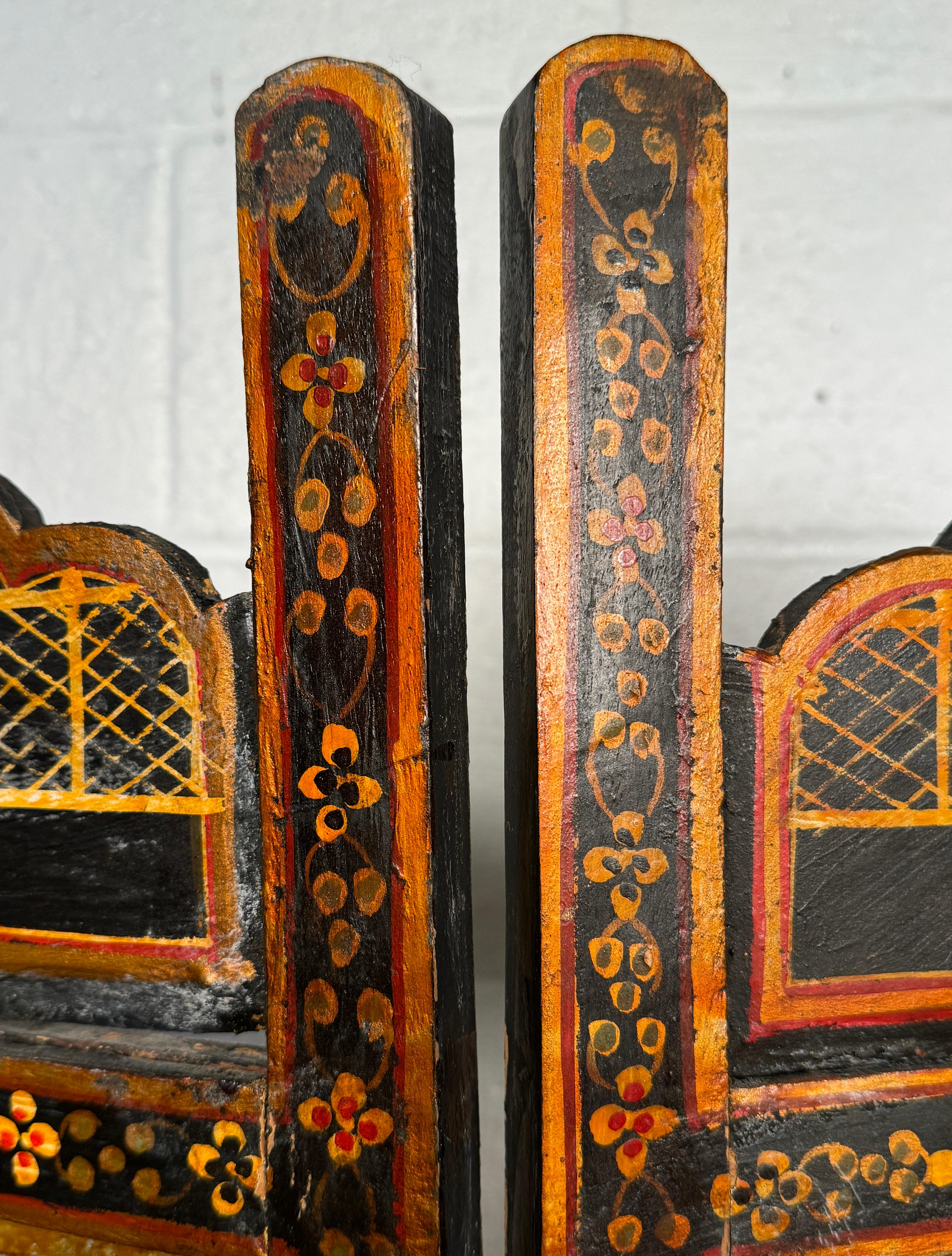 Vintage Anglo-Indian Painted and Carved Four-Panel Folding Screen (Paravent à quatre panneaux) en vente 6