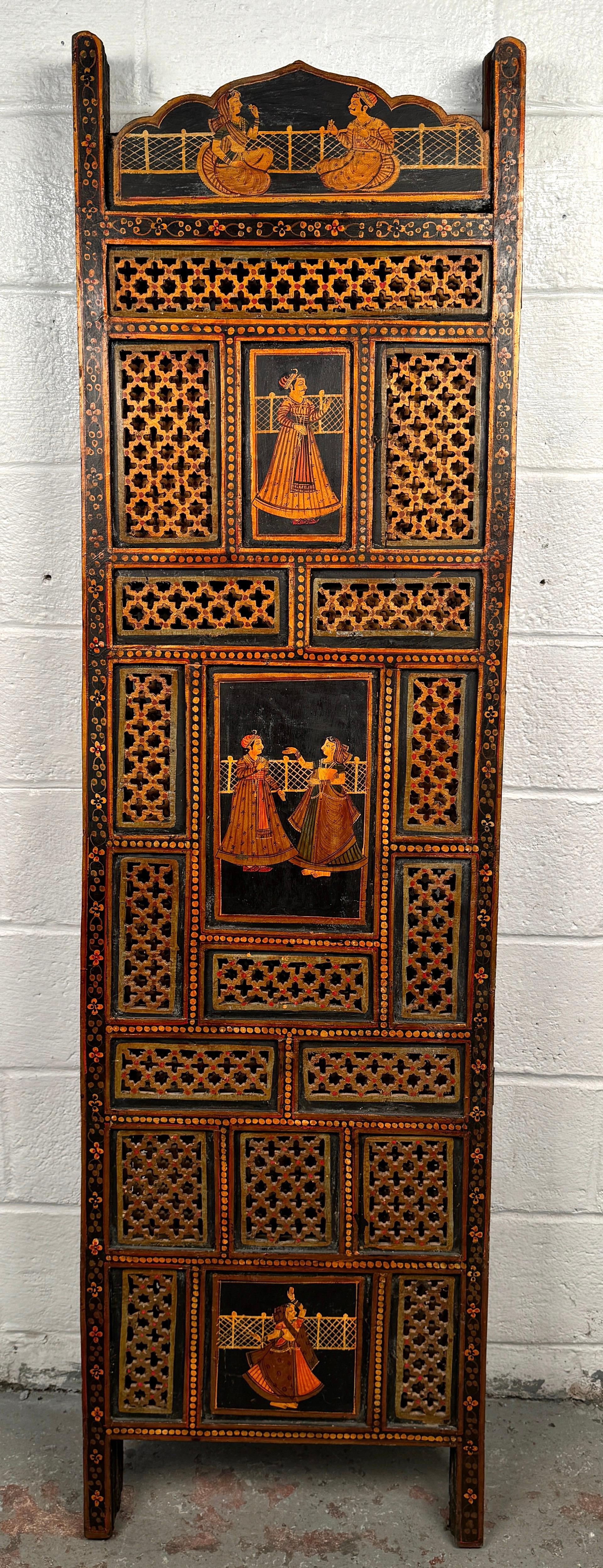 Vintage Anglo-Indian Painted and Carved Four-Panel Folding Screen (Paravent à quatre panneaux) en vente 7