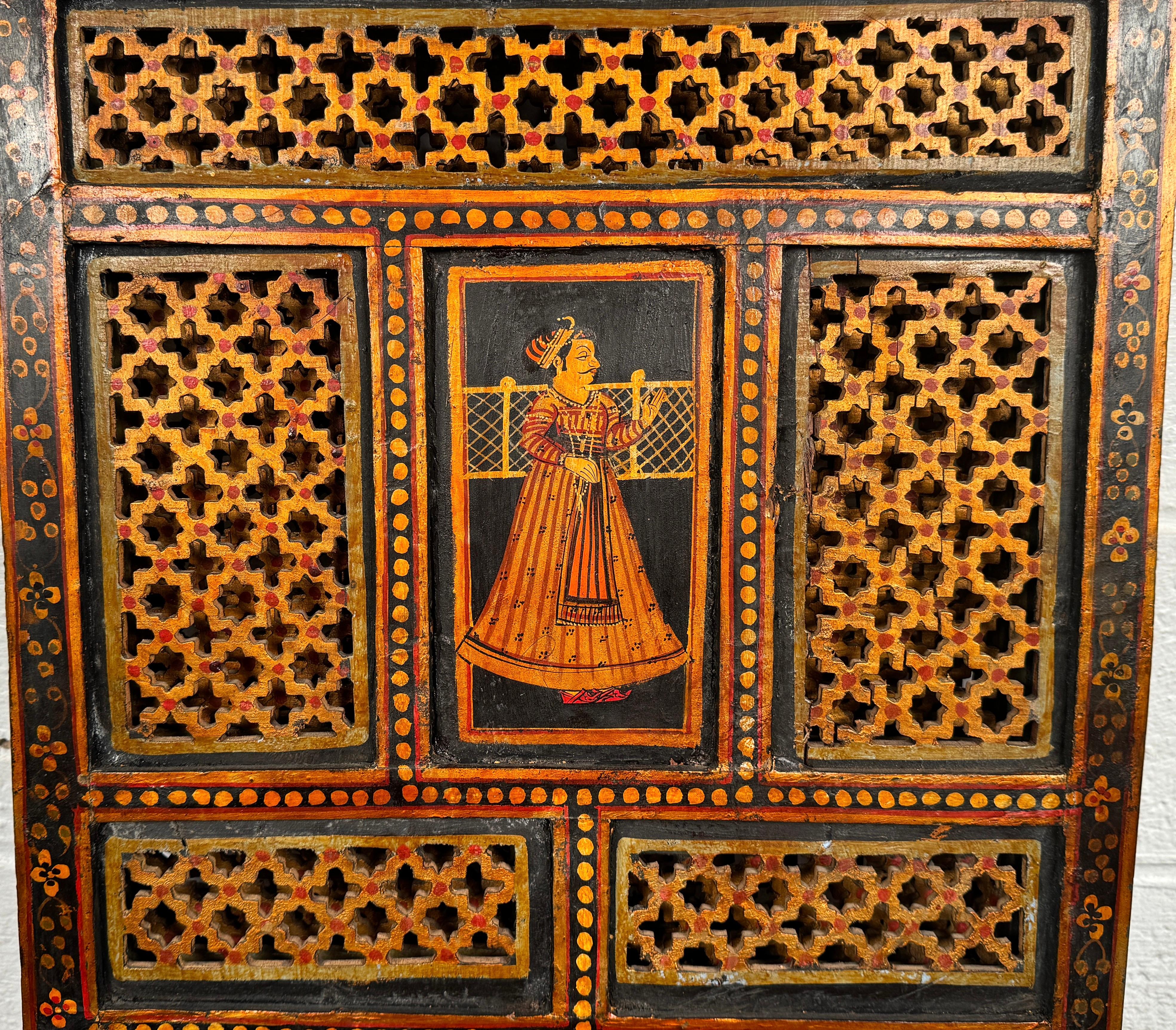 Vintage Anglo-Indian Painted and Carved Four-Panel Folding Screen (Paravent à quatre panneaux) en vente 8
