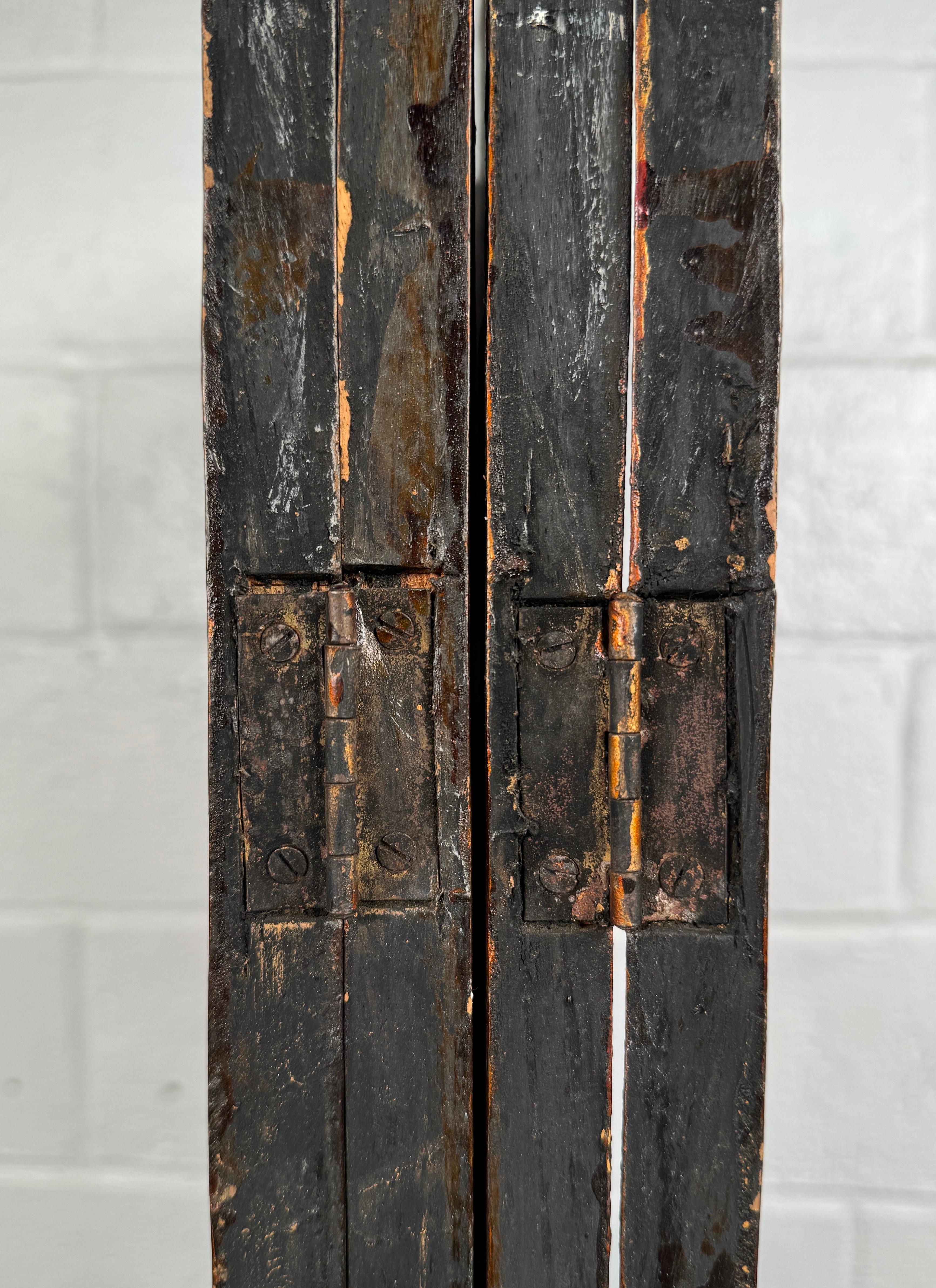 Vintage Anglo-Indian Painted and Carved Four-Panel Folding Screen (Paravent à quatre panneaux) en vente 10