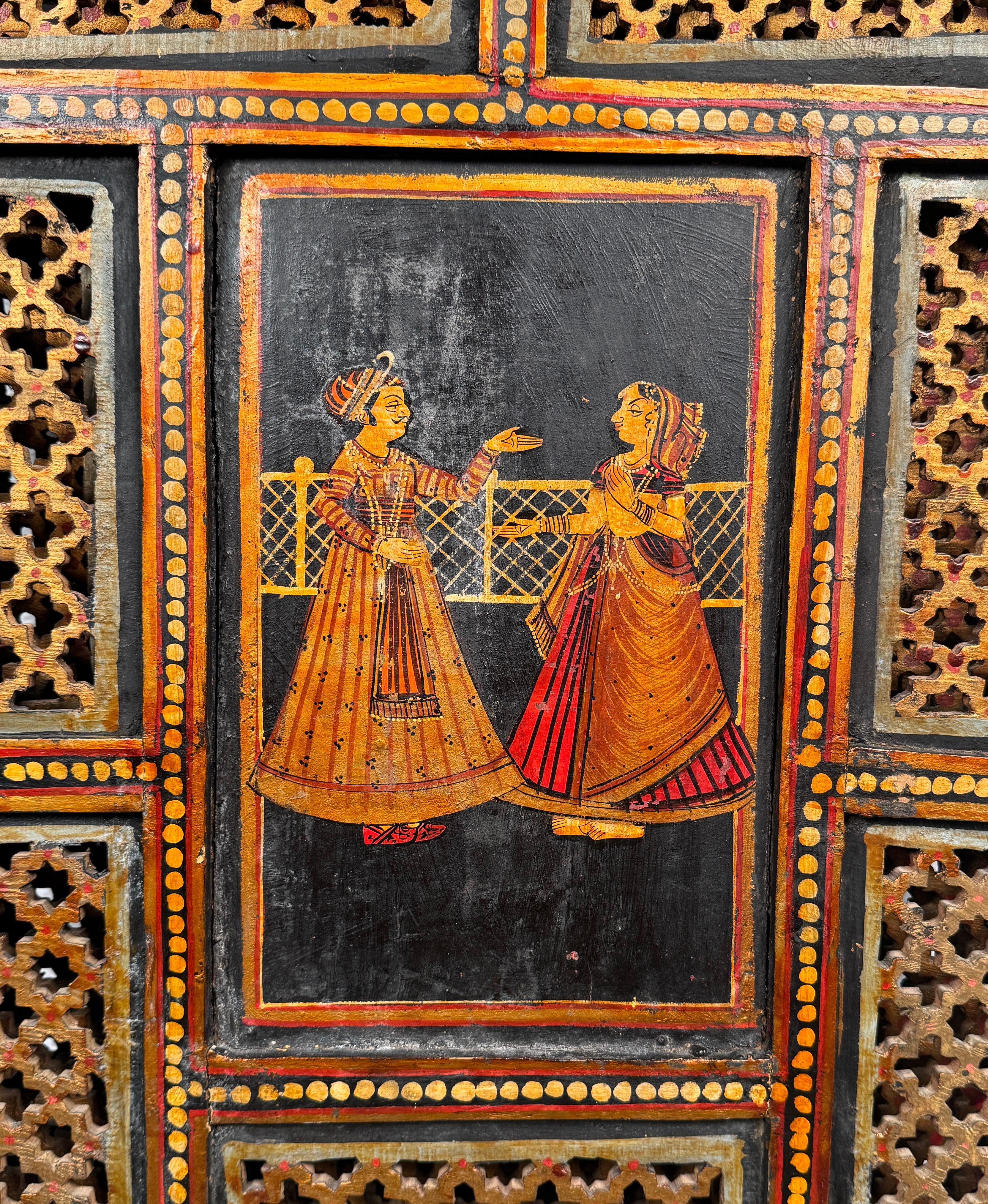 Vintage Anglo-Indian Painted and Carved Four-Panel Folding Screen (Paravent à quatre panneaux) en vente 11
