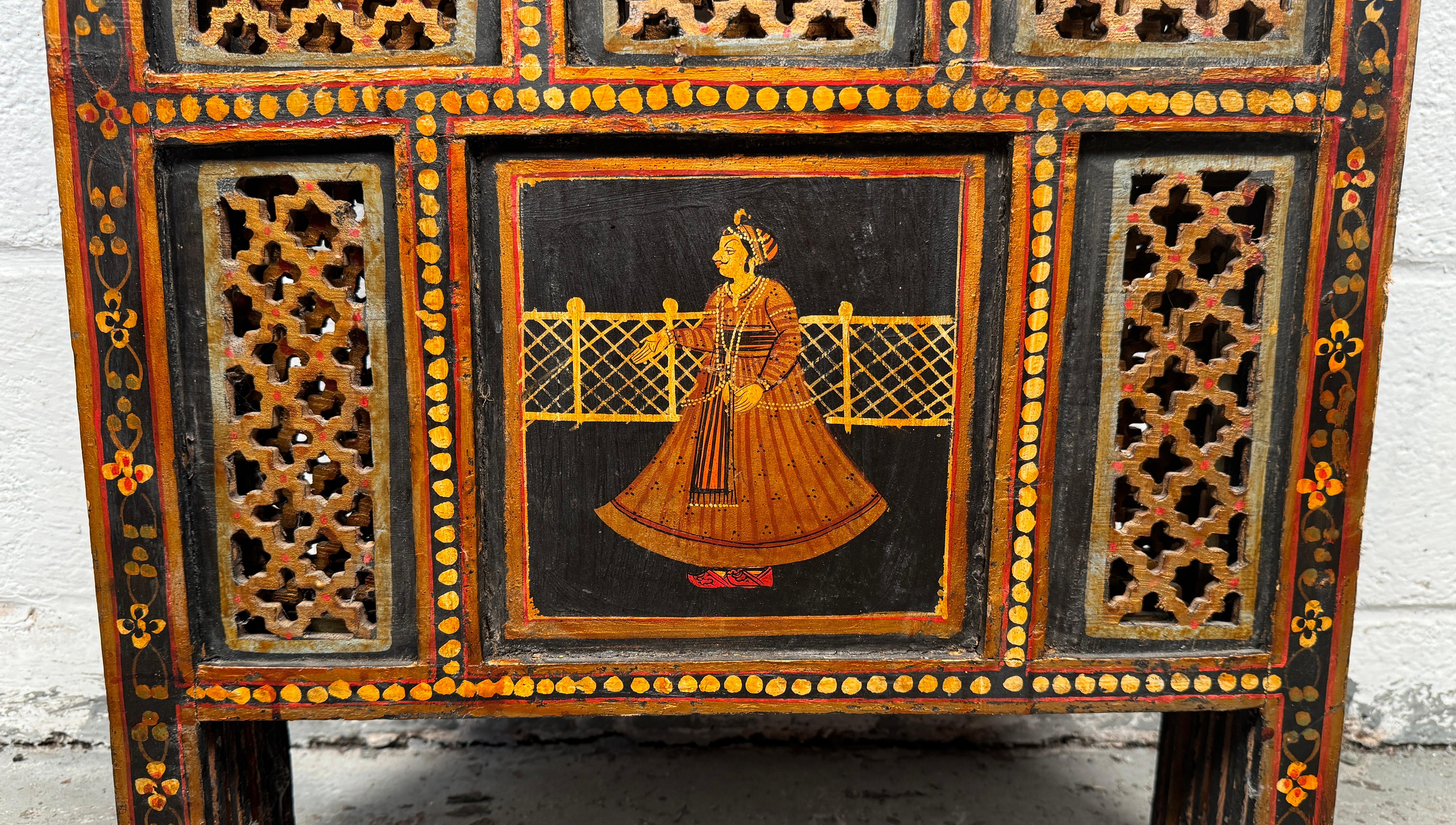 Vintage Anglo-Indian Painted and Carved Four-Panel Folding Screen (Paravent à quatre panneaux) en vente 12