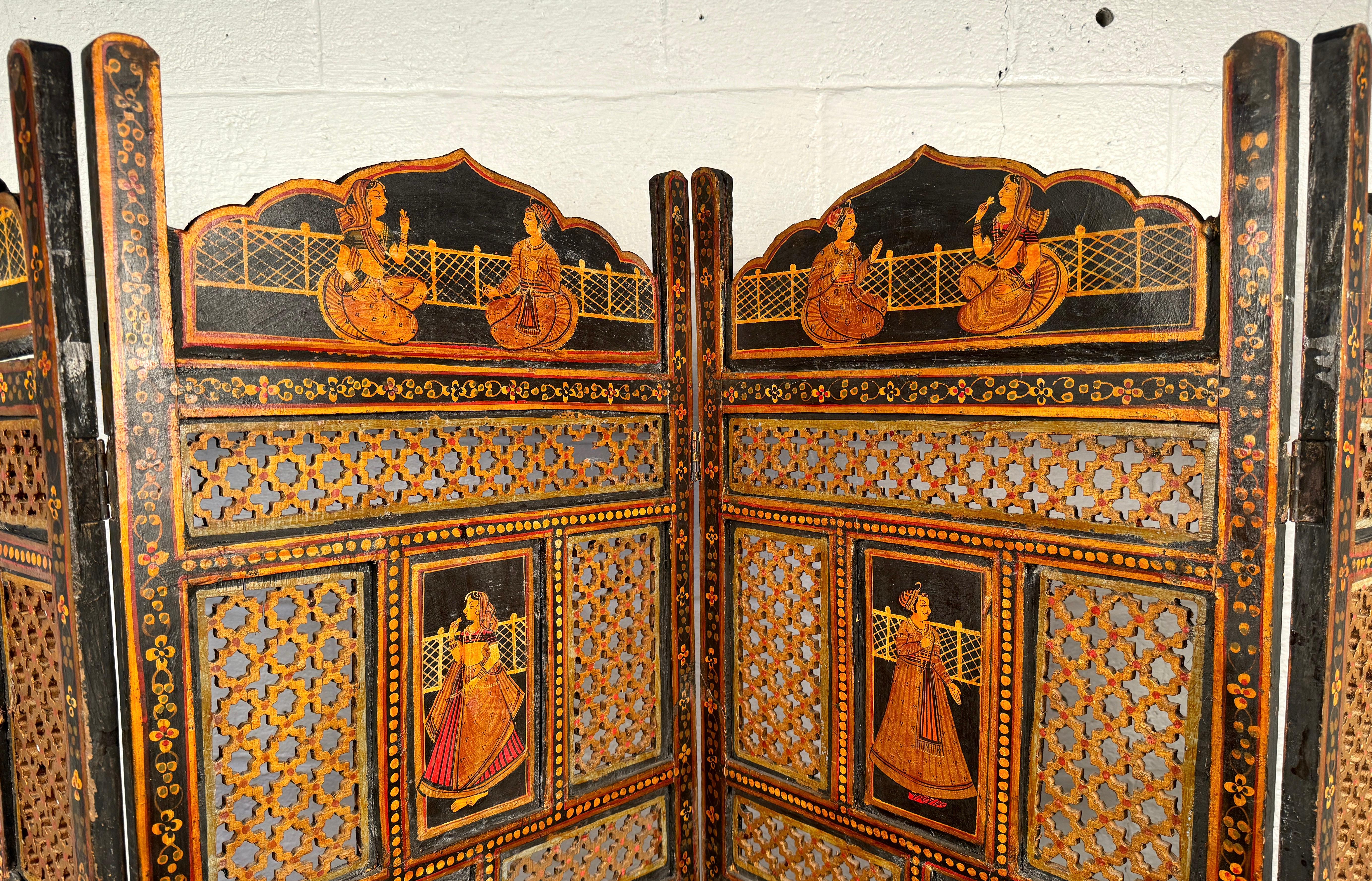 Ajoutez une touche de sophistication mondiale à votre espace avec ce superbe séparateur de pièce anglo-indien du milieu du siècle, véritable témoignage de l'artisanat et du design intemporel. Méticuleusement sculptée à la main dans du bois dur