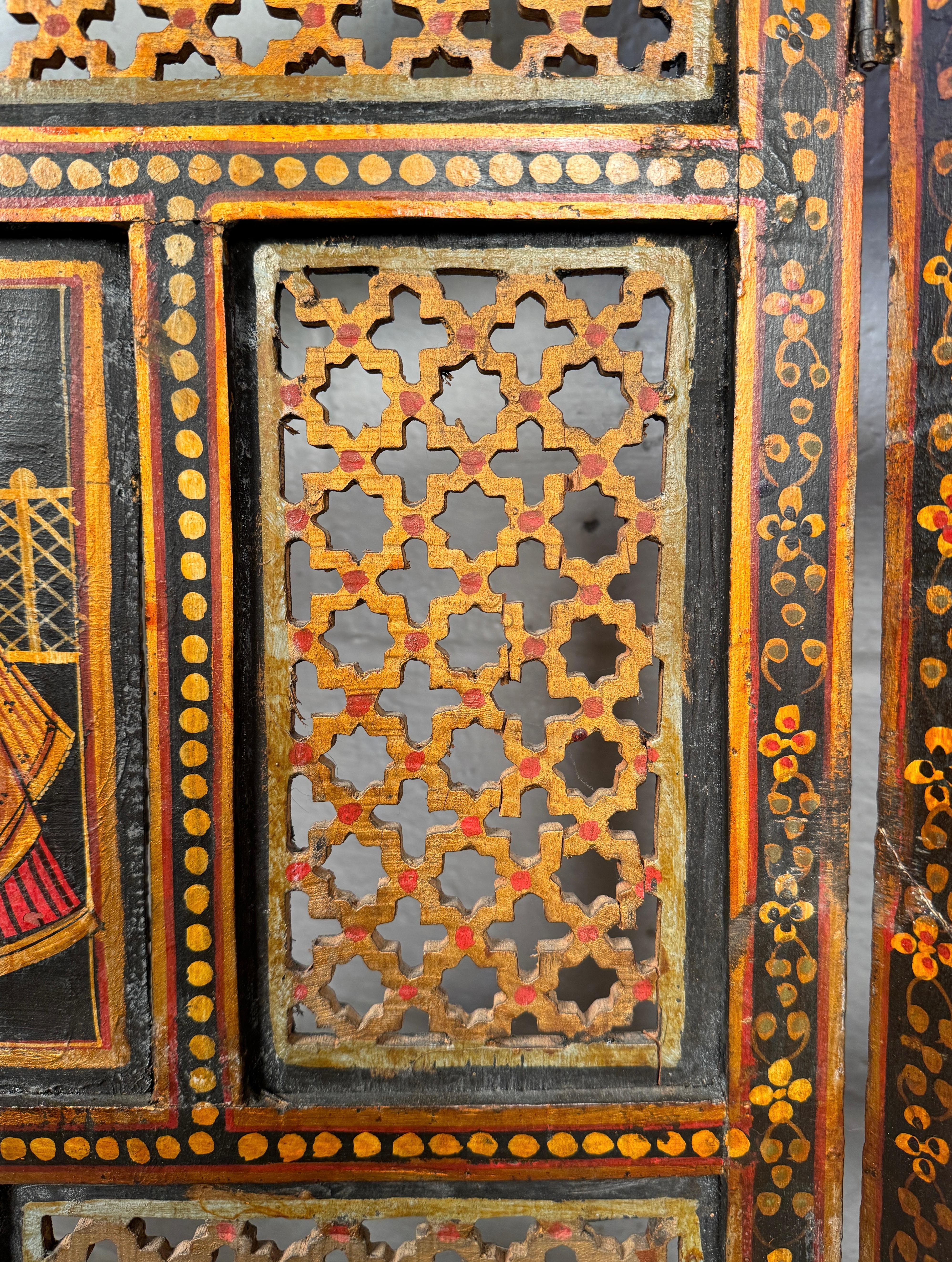 Mid-Century Modern Vintage Anglo-Indian Painted and Carved Four-Panel Folding Screen (Paravent à quatre panneaux) en vente