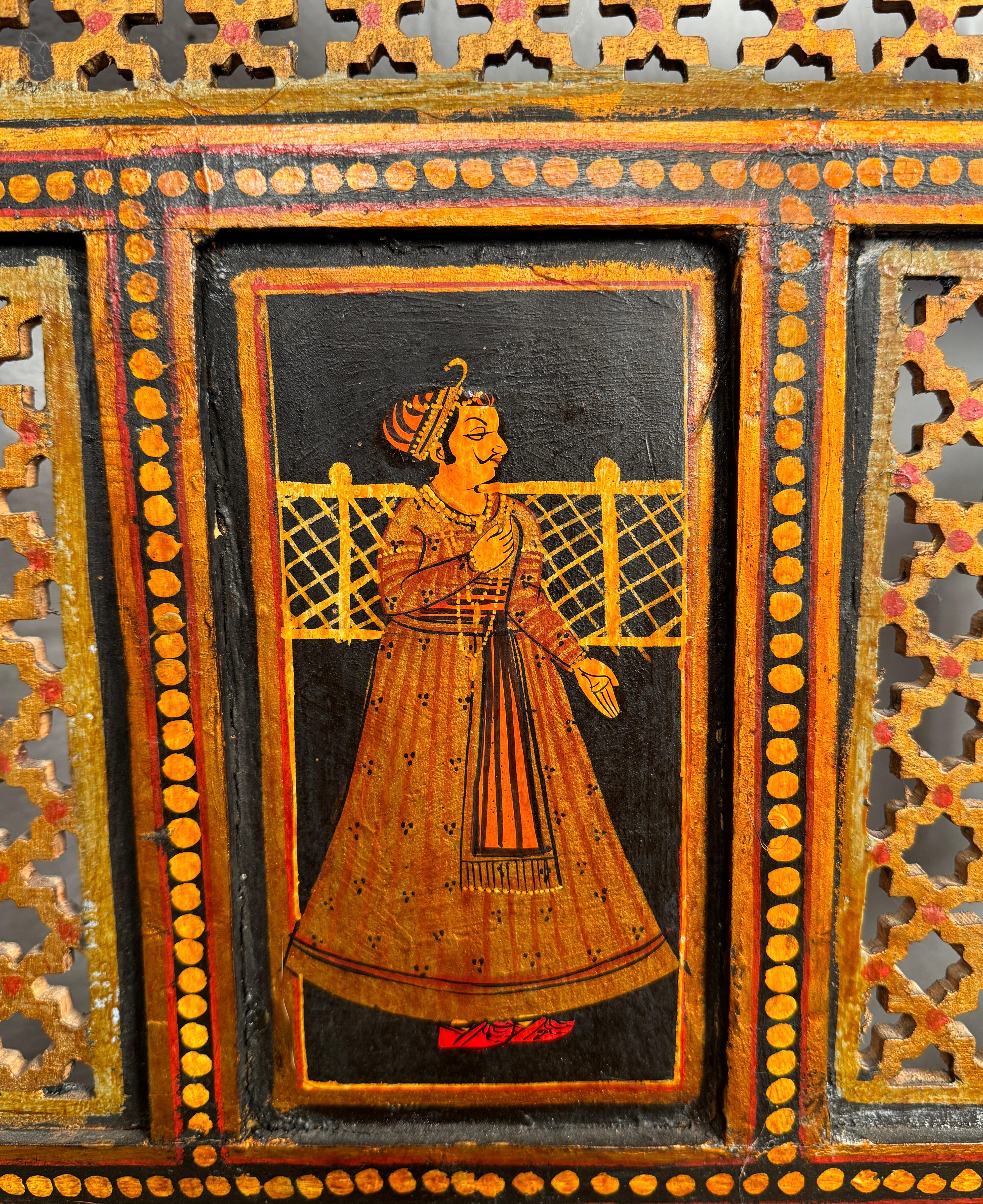 Vintage Anglo-Indian Painted and Carved Four-Panel Folding Screen (Paravent à quatre panneaux) Bon état - En vente à Brooklyn, NY