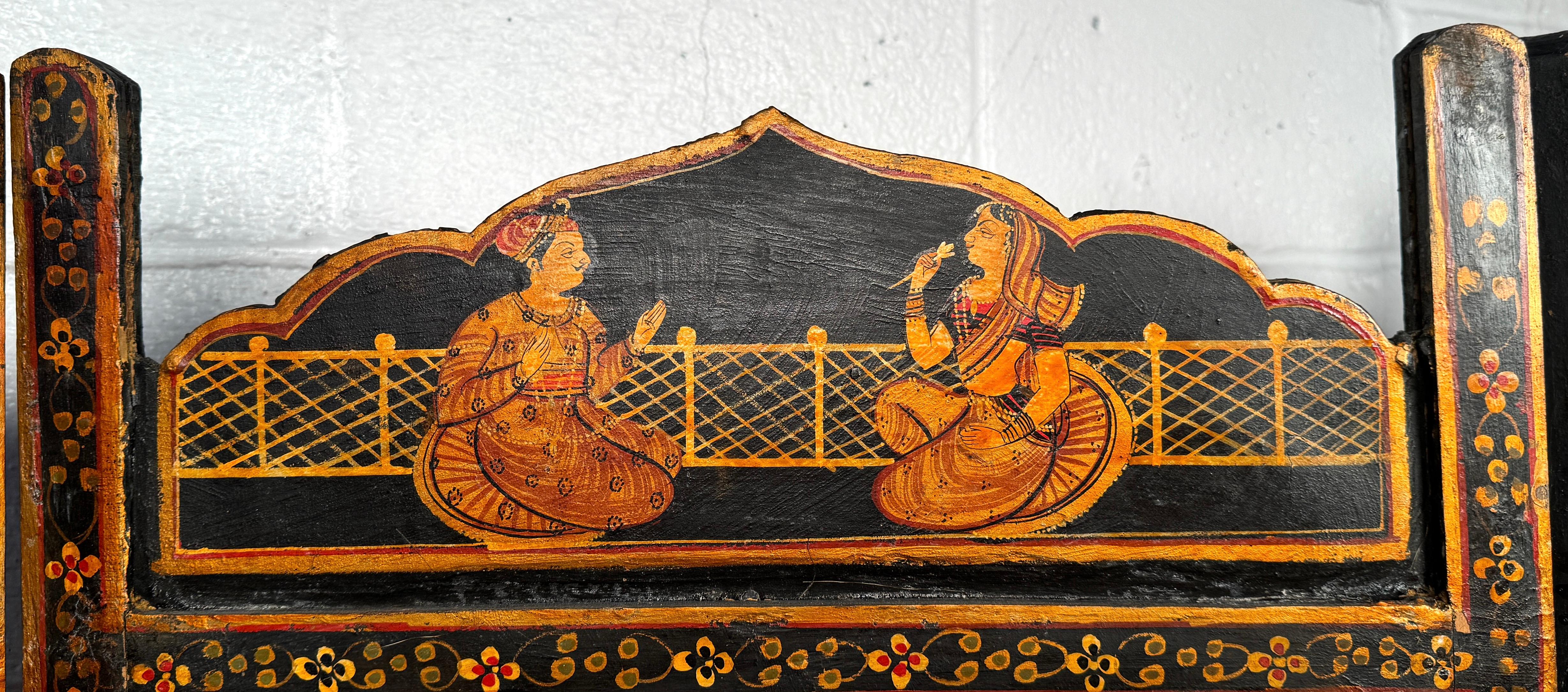 20ième siècle Vintage Anglo-Indian Painted and Carved Four-Panel Folding Screen (Paravent à quatre panneaux) en vente