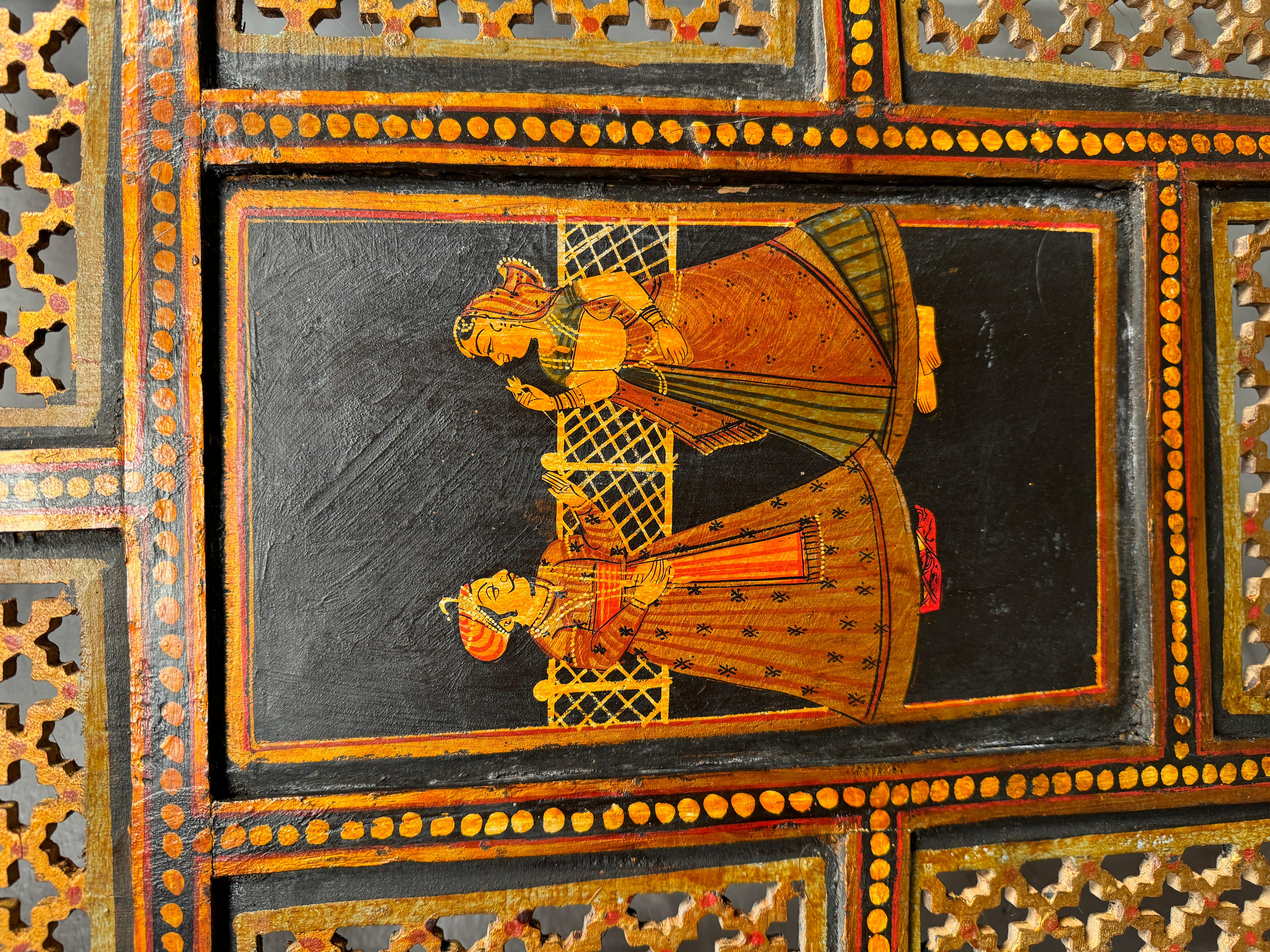 Bois Vintage Anglo-Indian Painted and Carved Four-Panel Folding Screen (Paravent à quatre panneaux) en vente