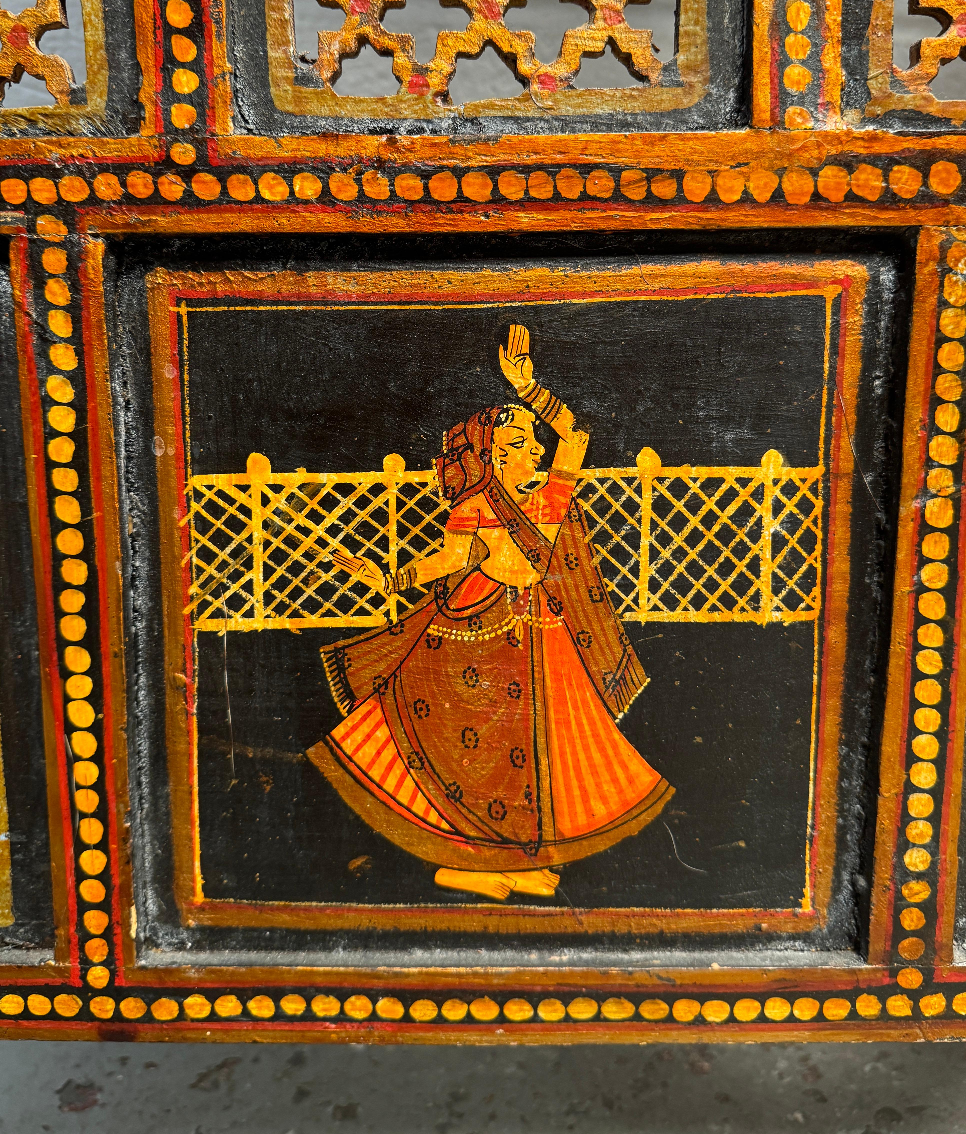Vintage Anglo-Indian Painted and Carved Four-Panel Folding Screen (Paravent à quatre panneaux) en vente 1