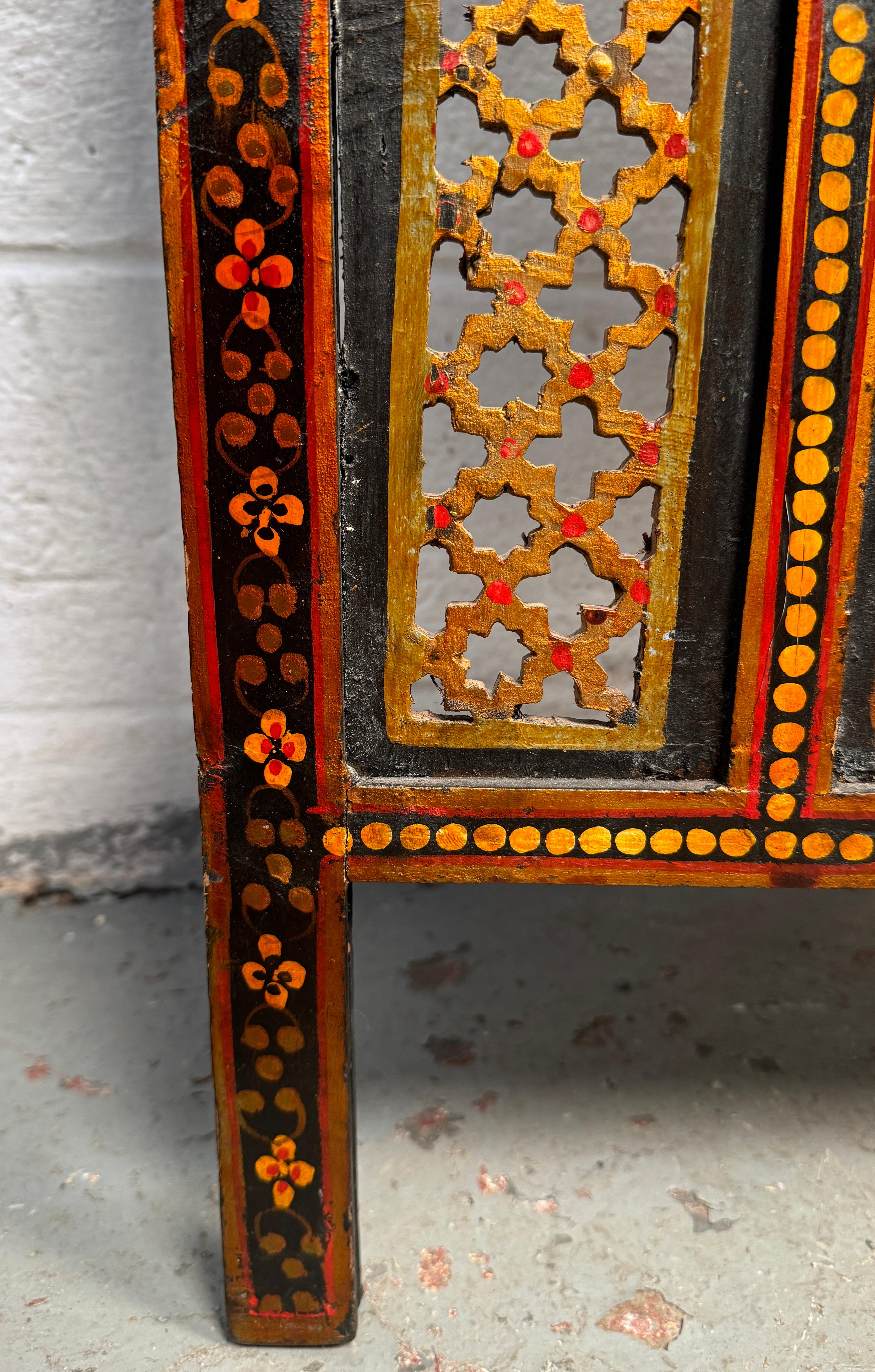 Vintage Anglo-Indian Painted and Carved Four-Panel Folding Screen (Paravent à quatre panneaux) en vente 2