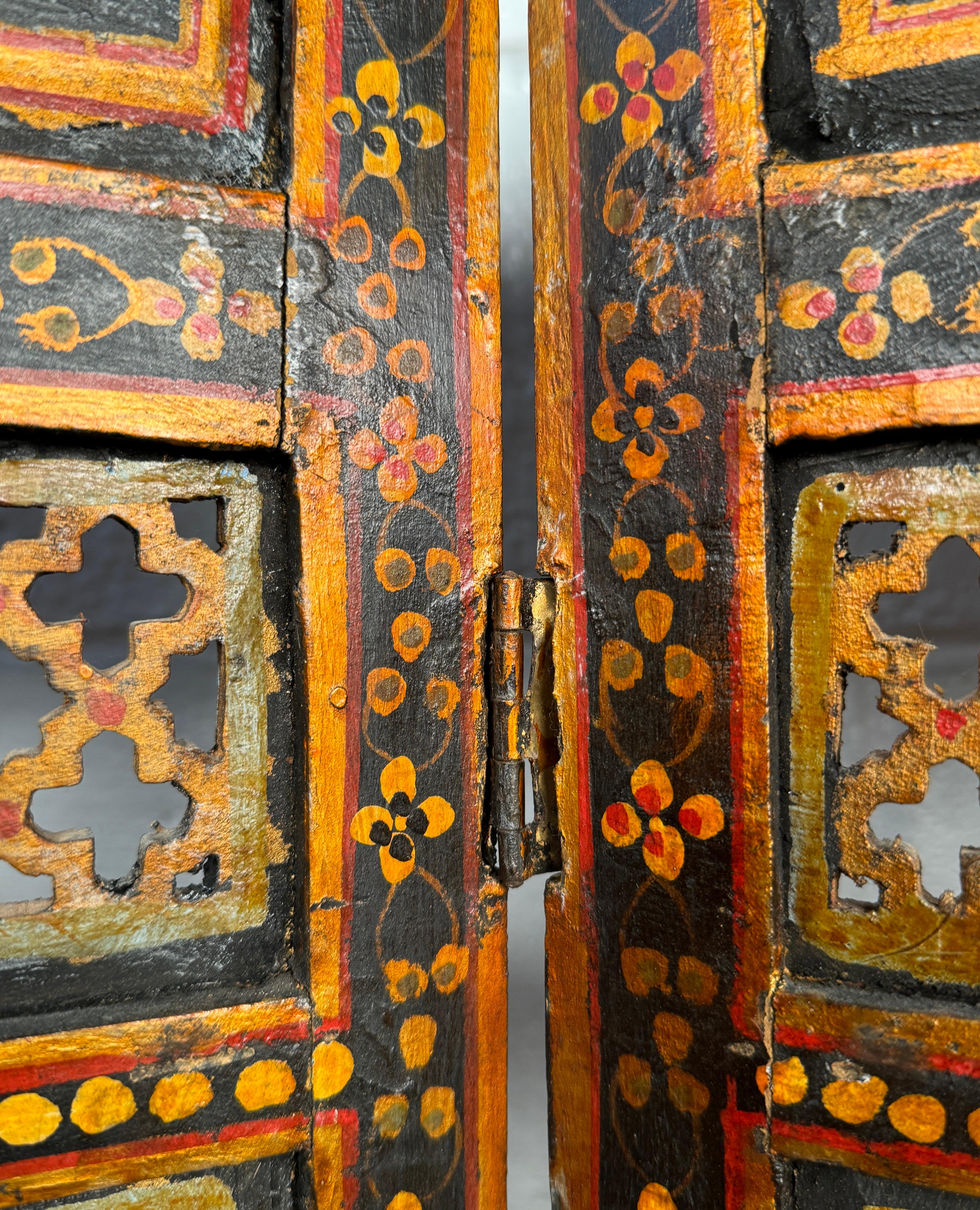 Vintage Anglo-Indian Painted and Carved Four-Panel Folding Screen (Paravent à quatre panneaux) en vente 3