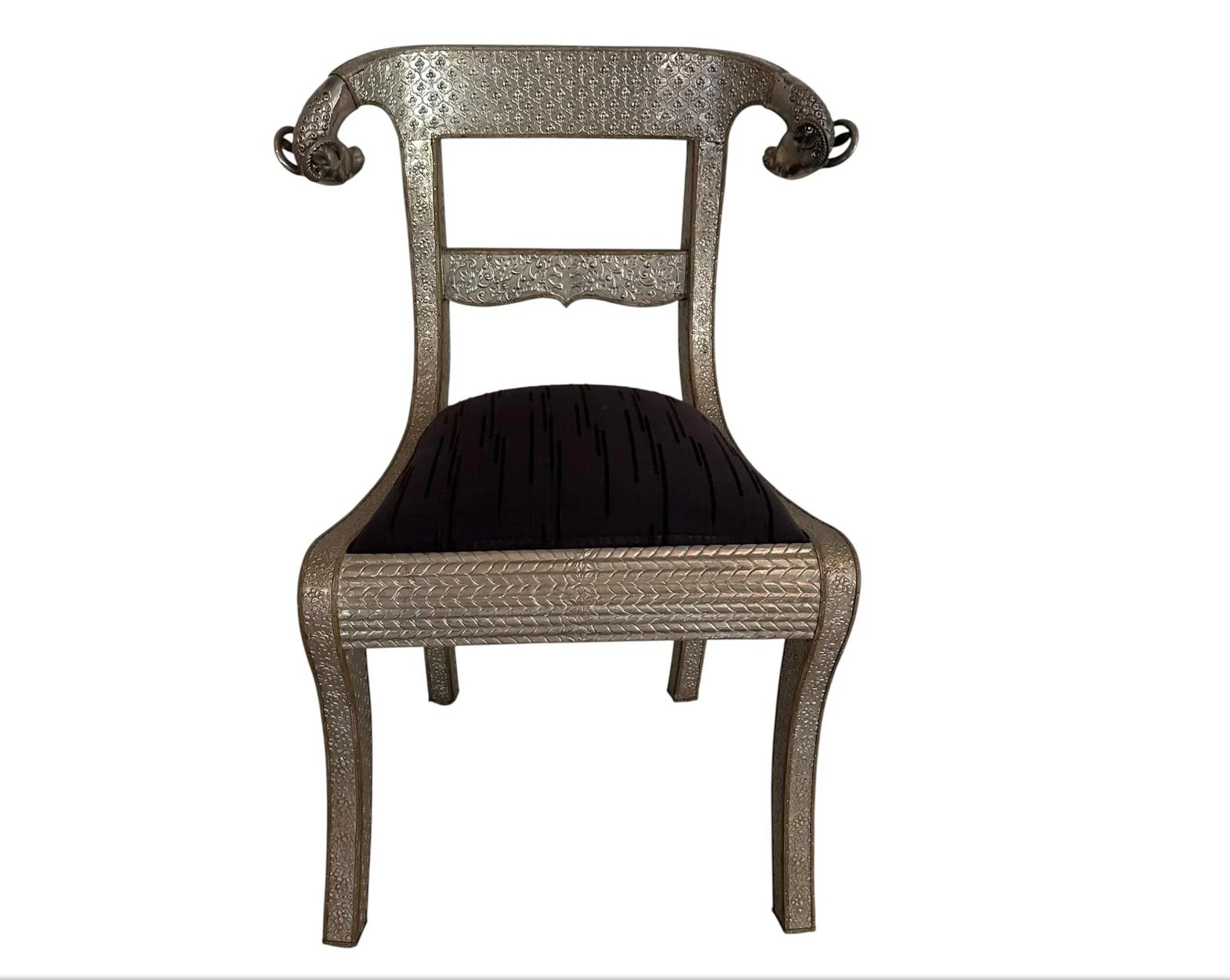 Vintage Anglo Indian Repousse Ram's Head Chair - 1 von 8 (Anglo-indisch) im Angebot