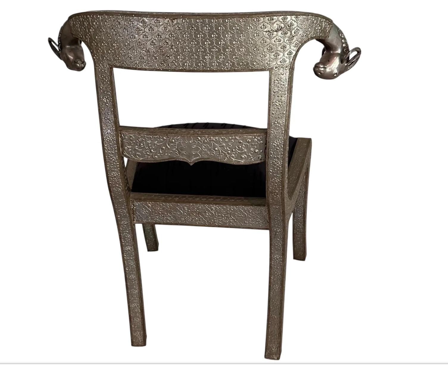 Vintage Anglo Indian Repousse Ram's Head Chair - 1 von 8 (Indisch) im Angebot