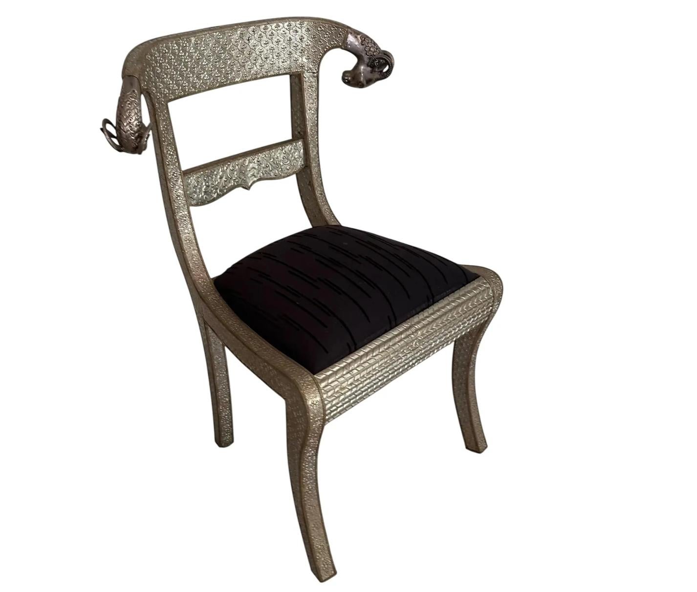 Vintage Anglo Indian Repousse Ram's Head Chair - 1 von 8 (Ende des 20. Jahrhunderts) im Angebot