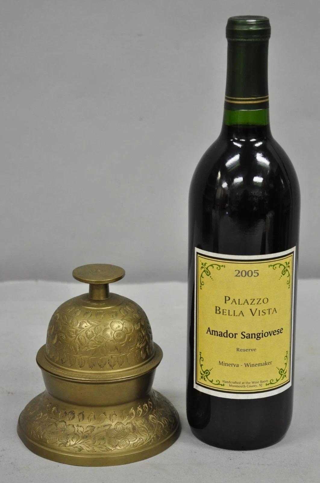 Anglo-indiano Campana anglo-indiana d'ottone massiccio con incisione a forma di artiglio di elefante su supporto in vendita