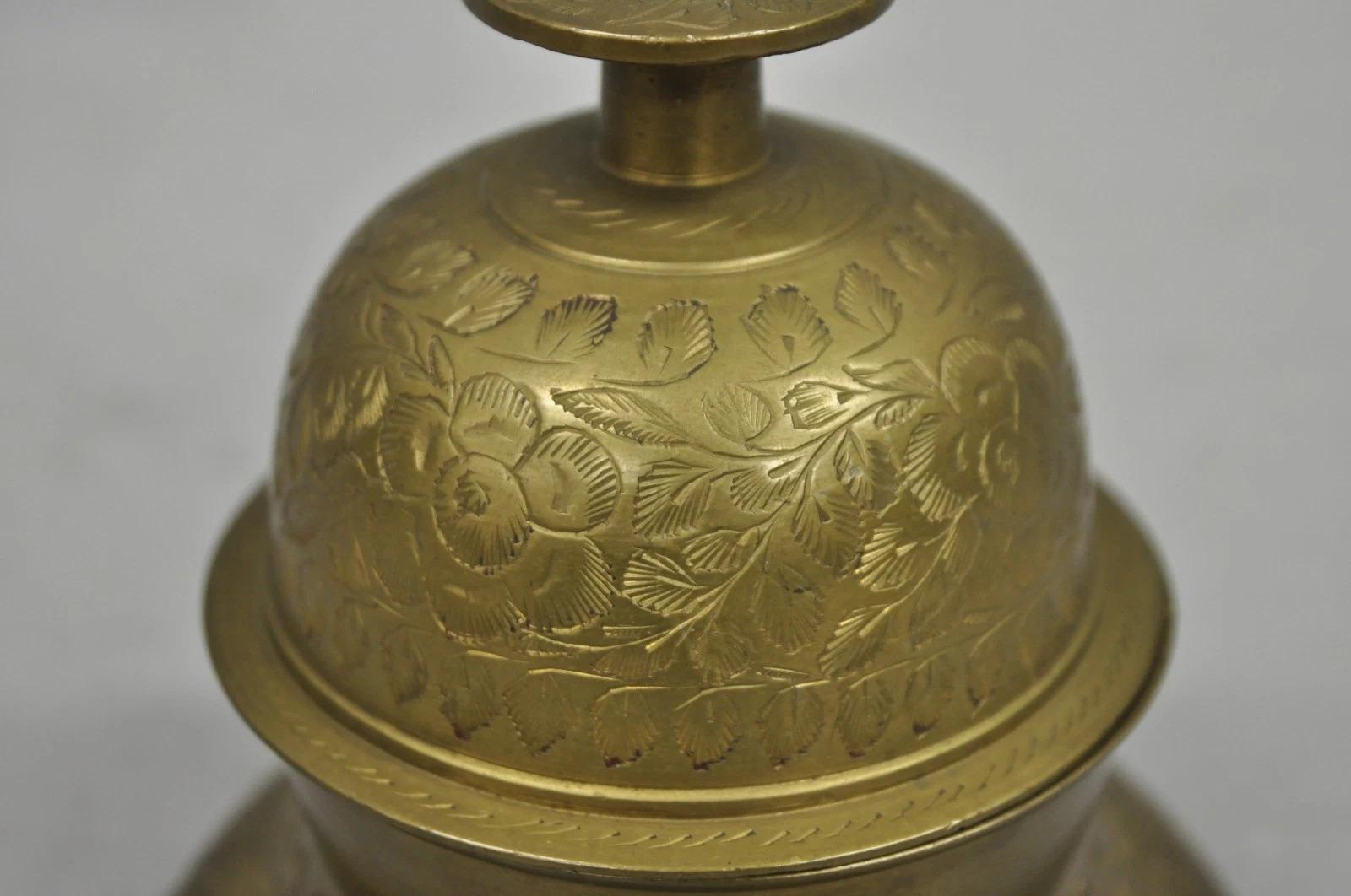 Sconosciuto Campana anglo-indiana d'ottone massiccio con incisione a forma di artiglio di elefante su supporto in vendita