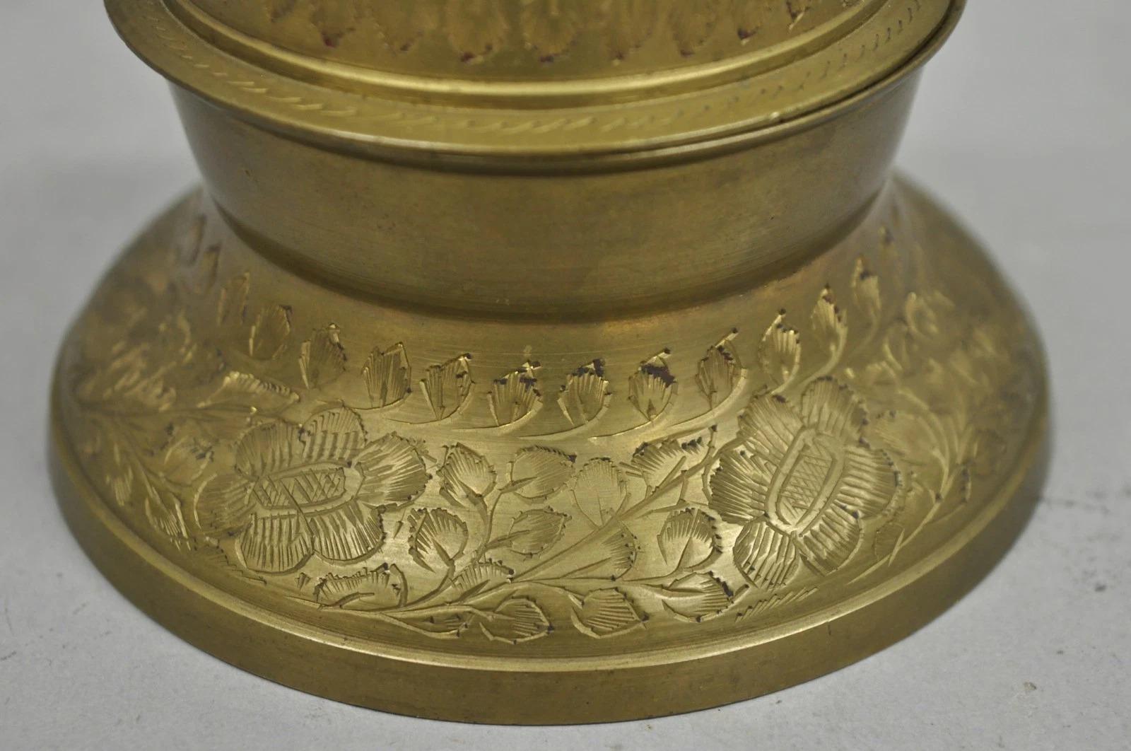 Campana anglo-indiana d'ottone massiccio con incisione a forma di artiglio di elefante su supporto In condizioni buone in vendita a Philadelphia, PA