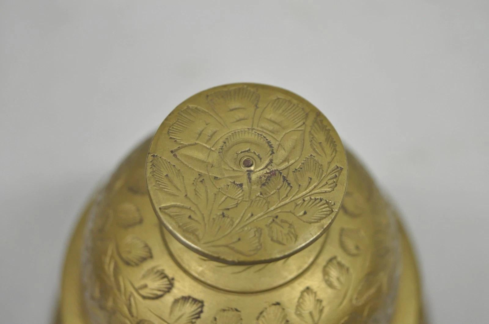 XX secolo Campana anglo-indiana d'ottone massiccio con incisione a forma di artiglio di elefante su supporto in vendita