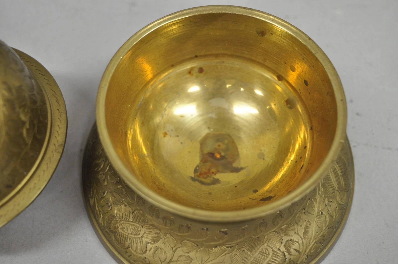 Ottone Campana anglo-indiana d'ottone massiccio con incisione a forma di artiglio di elefante su supporto in vendita